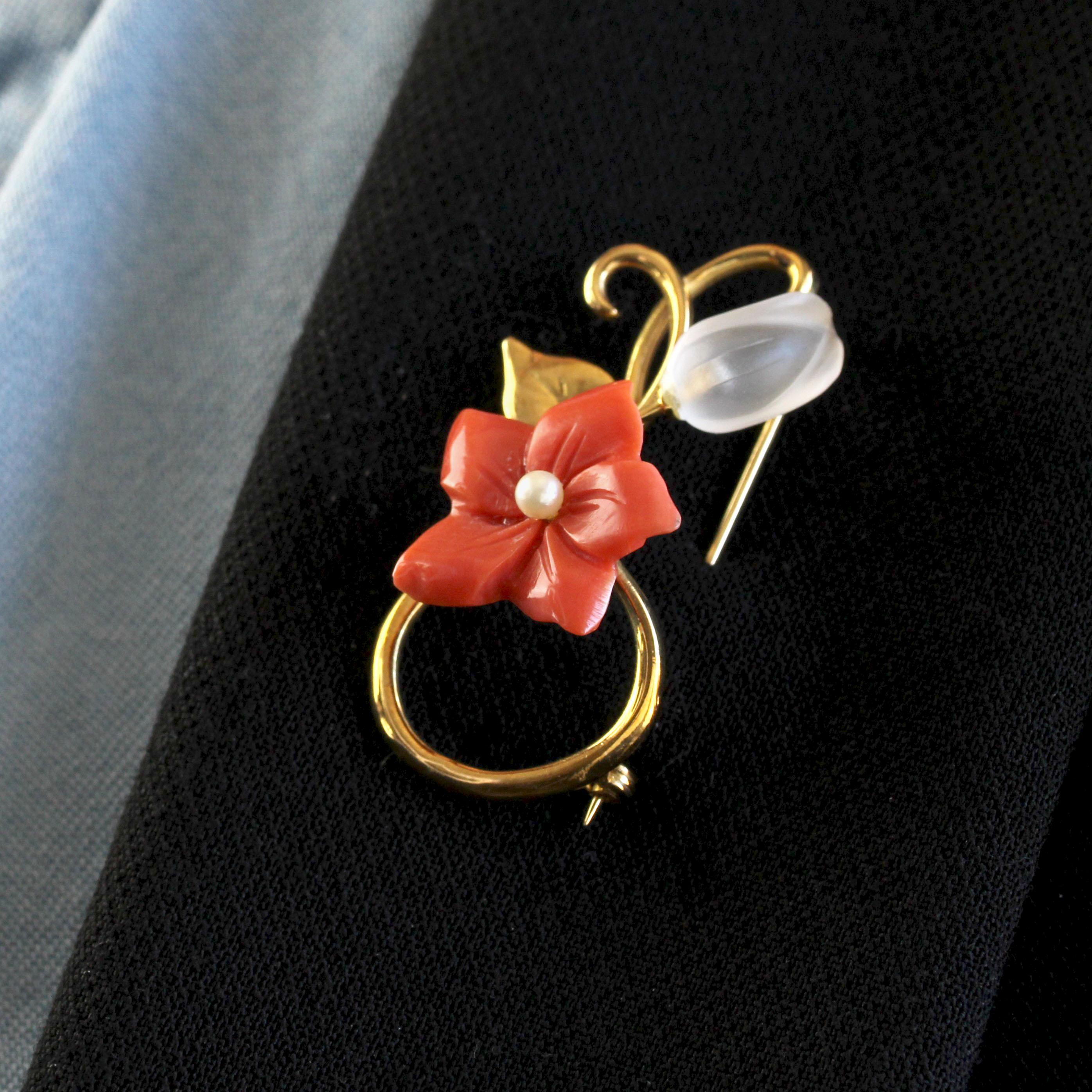 The Modernity Coral Cultured Pearl Rock Crystal 18 K Yellow Gold Flower Brooch (Broche fleur en or jaune 18 K) en vente 5