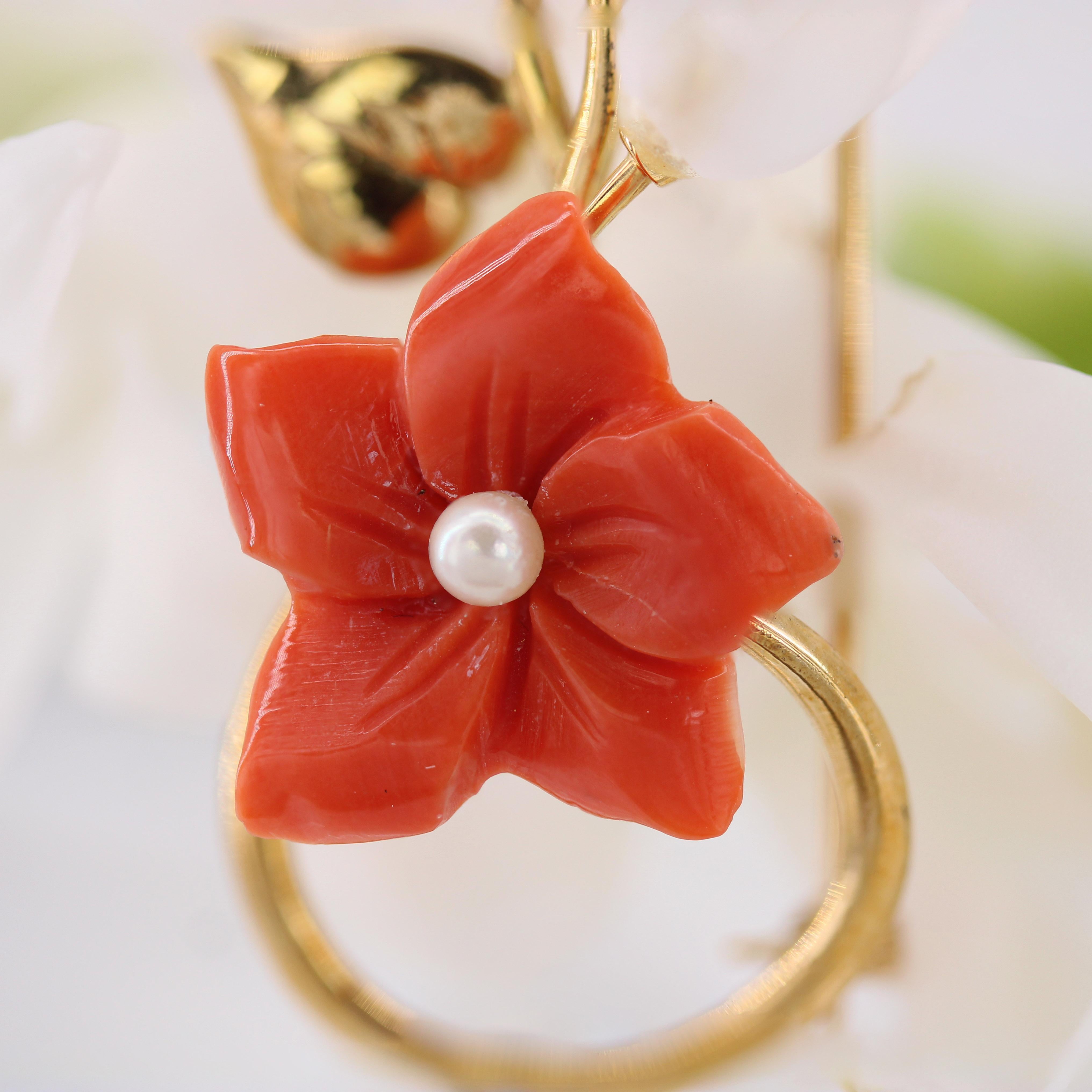 The Modernity Coral Cultured Pearl Rock Crystal 18 K Yellow Gold Flower Brooch (Broche fleur en or jaune 18 K) en vente 6