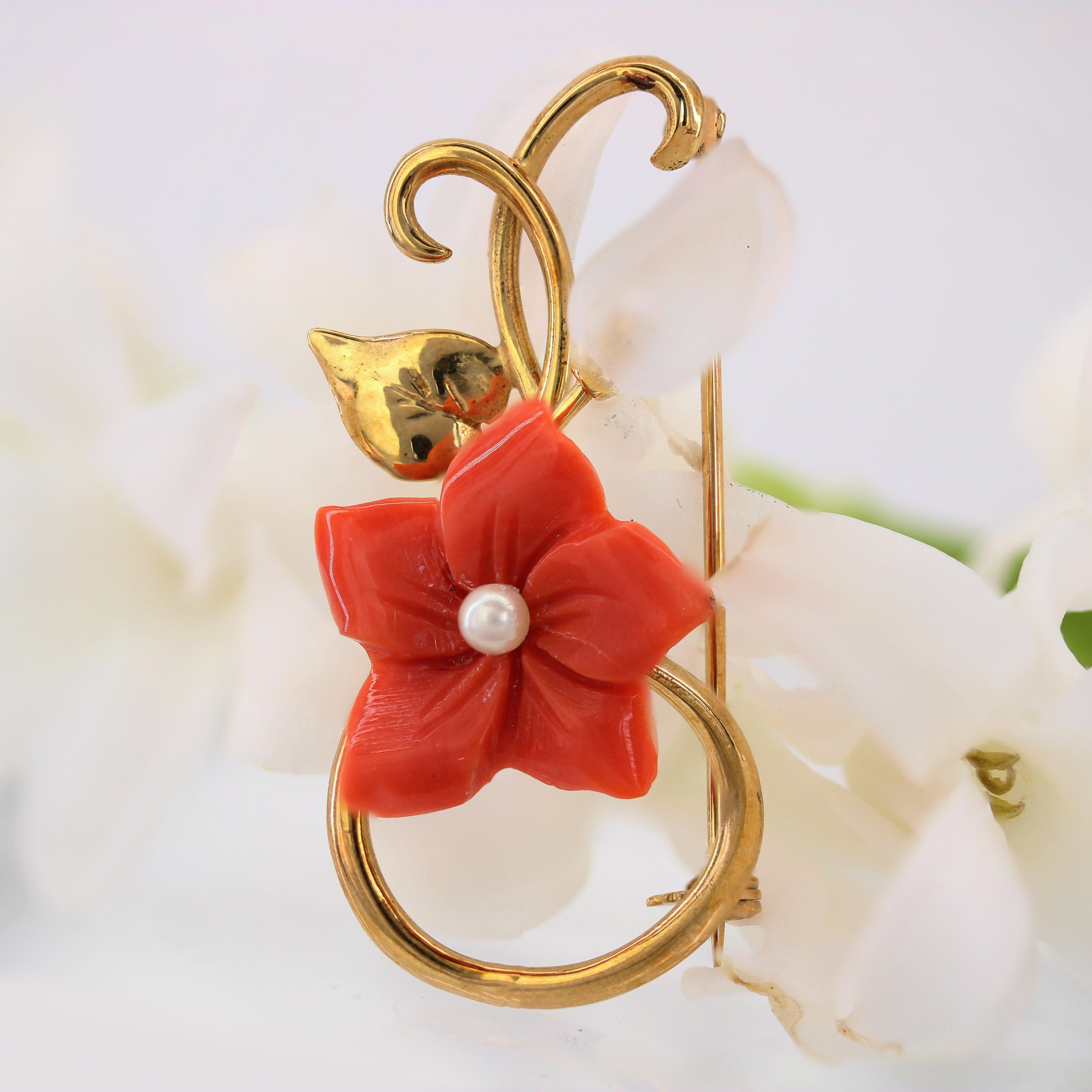 Moderne The Modernity Coral Cultured Pearl Rock Crystal 18 K Yellow Gold Flower Brooch (Broche fleur en or jaune 18 K) en vente