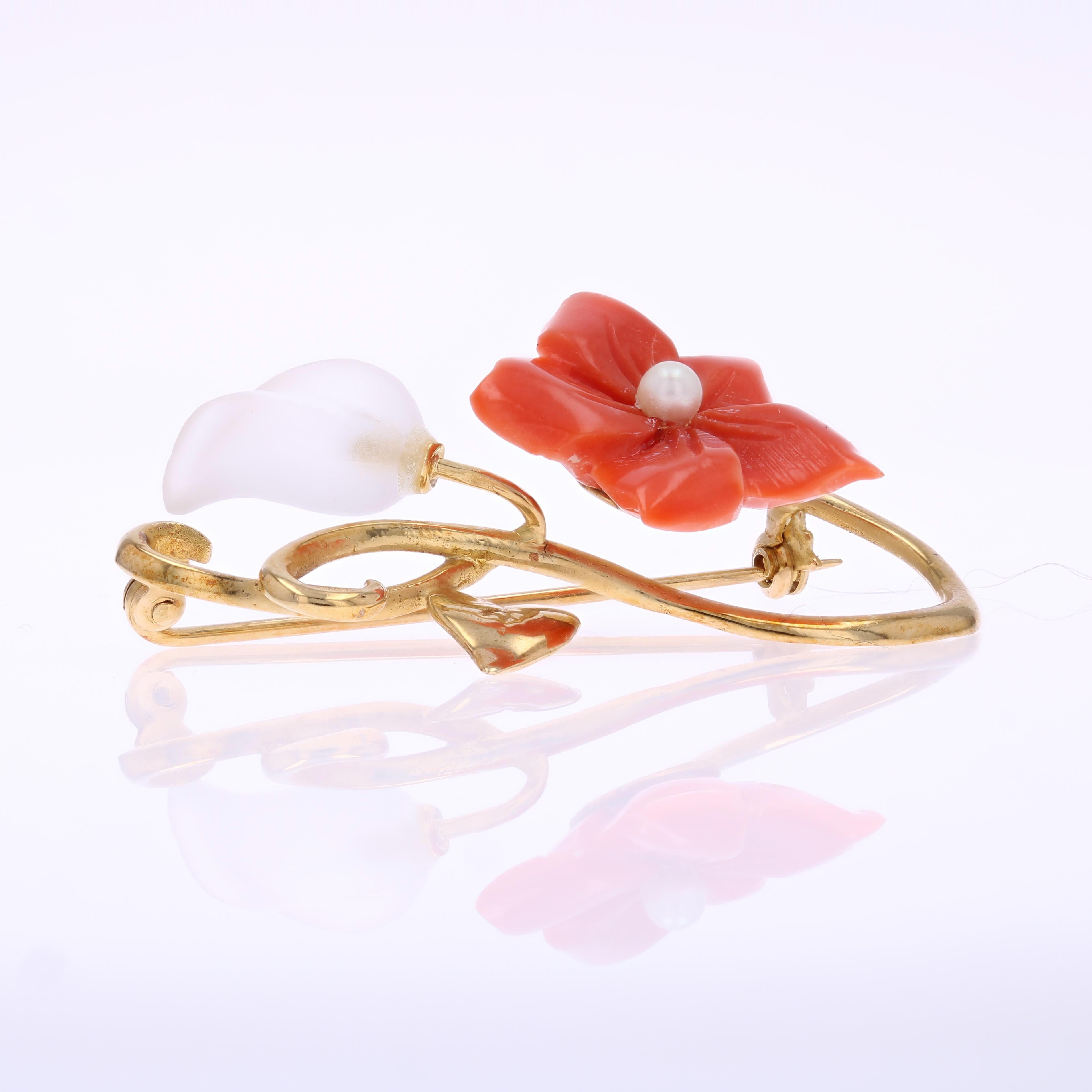 The Modernity Coral Cultured Pearl Rock Crystal 18 K Yellow Gold Flower Brooch (Broche fleur en or jaune 18 K) Excellent état - En vente à Poitiers, FR