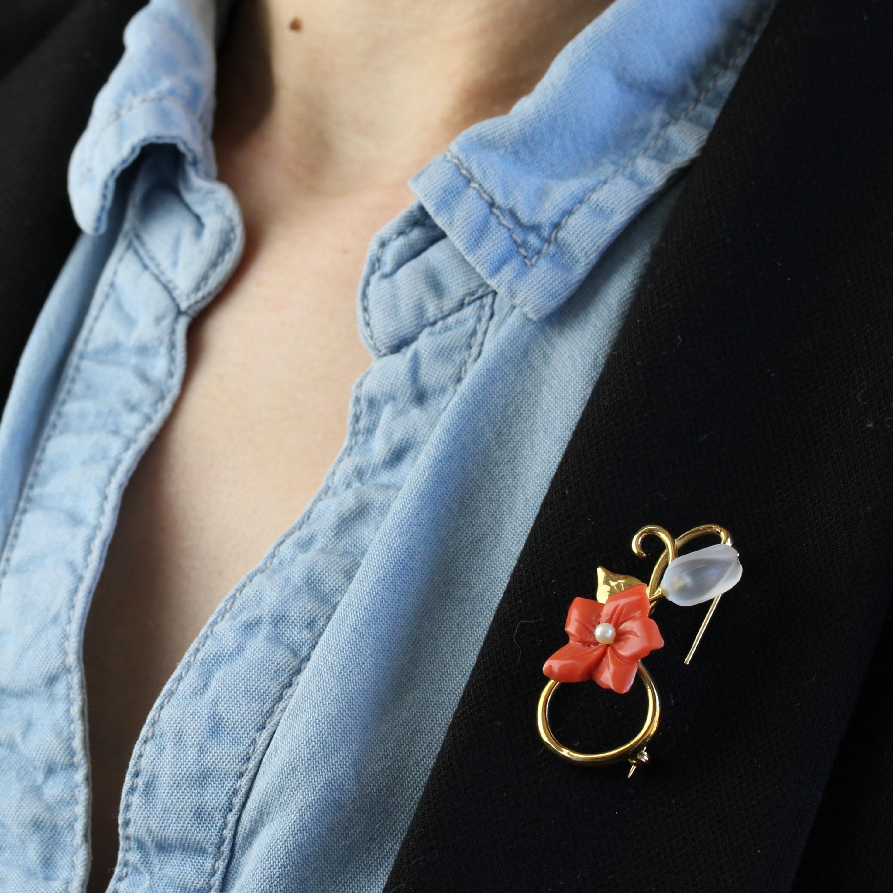 The Modernity Coral Cultured Pearl Rock Crystal 18 K Yellow Gold Flower Brooch (Broche fleur en or jaune 18 K) en vente 2
