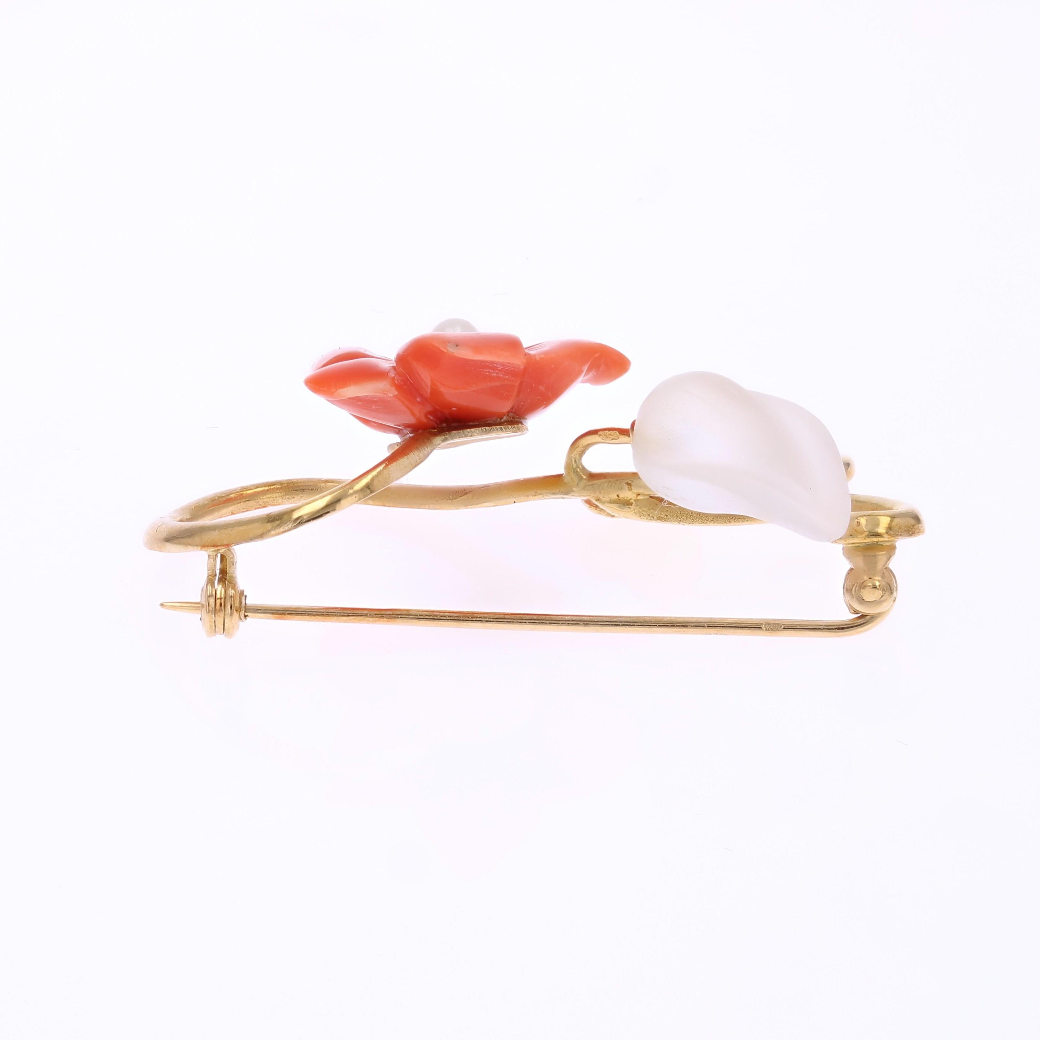 The Modernity Coral Cultured Pearl Rock Crystal 18 K Yellow Gold Flower Brooch (Broche fleur en or jaune 18 K) en vente 3