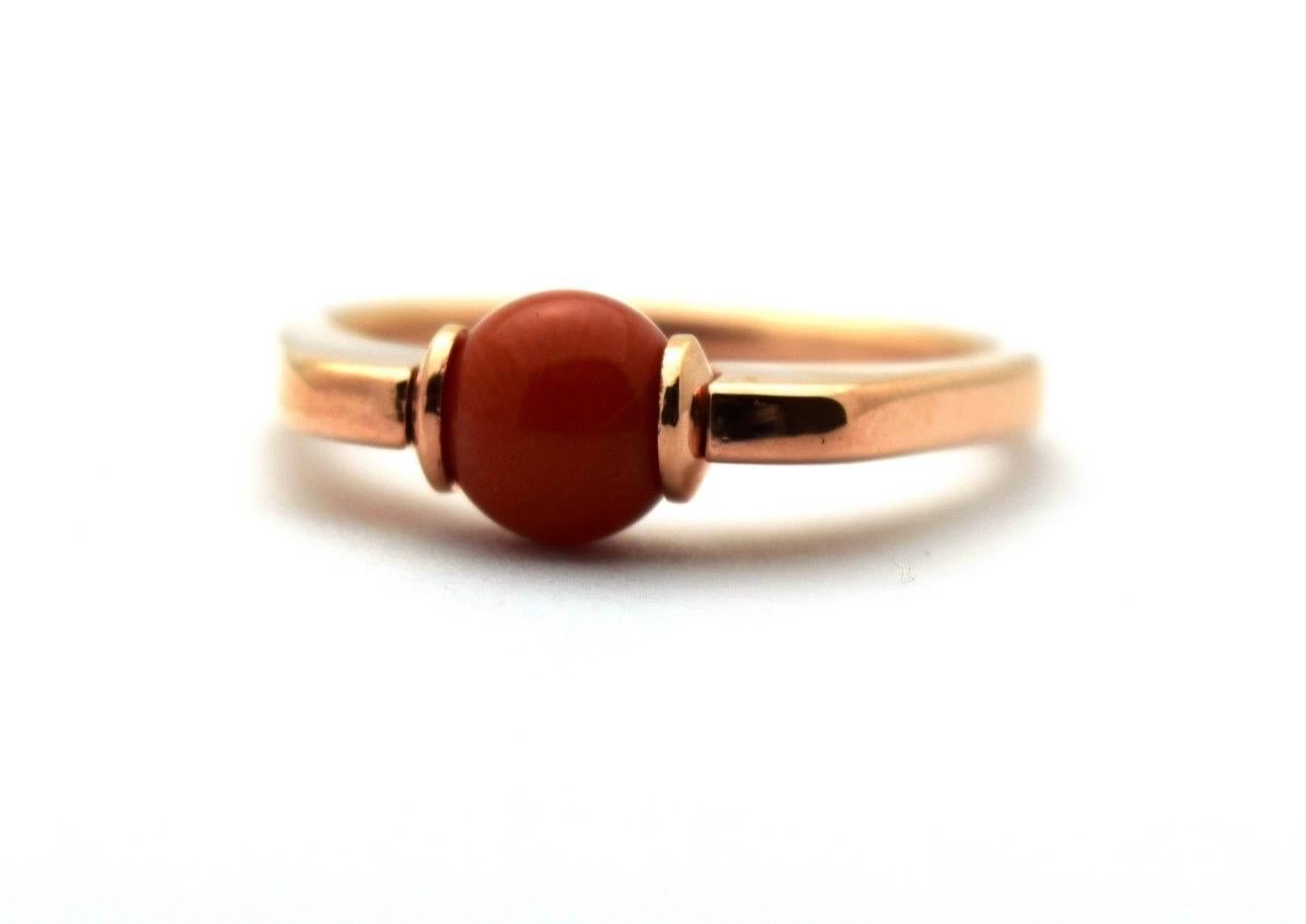 Rare undyed coral in a slick modern design in 18KT rose gold, what a stunning combination of pink with red. Coral is a powerful gemstone as long as you wear it toouching the skin of the person, this ring was designed for that purpose with a natural