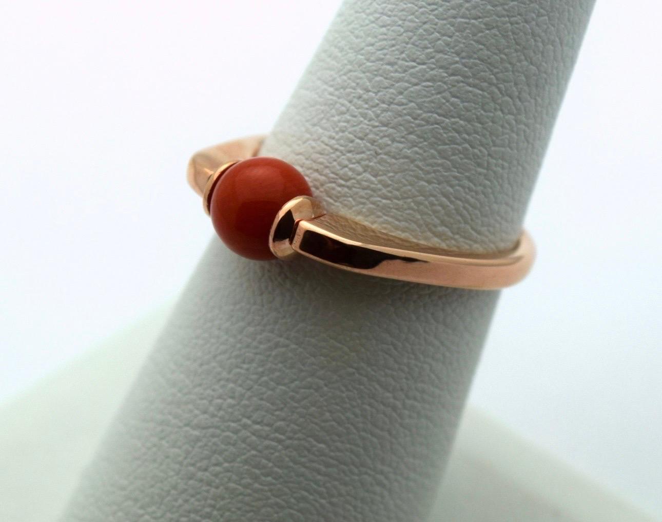 Modern Coral Ring in 18KT rose gold Rare natual coral undyed In New Condition For Sale In Boca Raton, FL