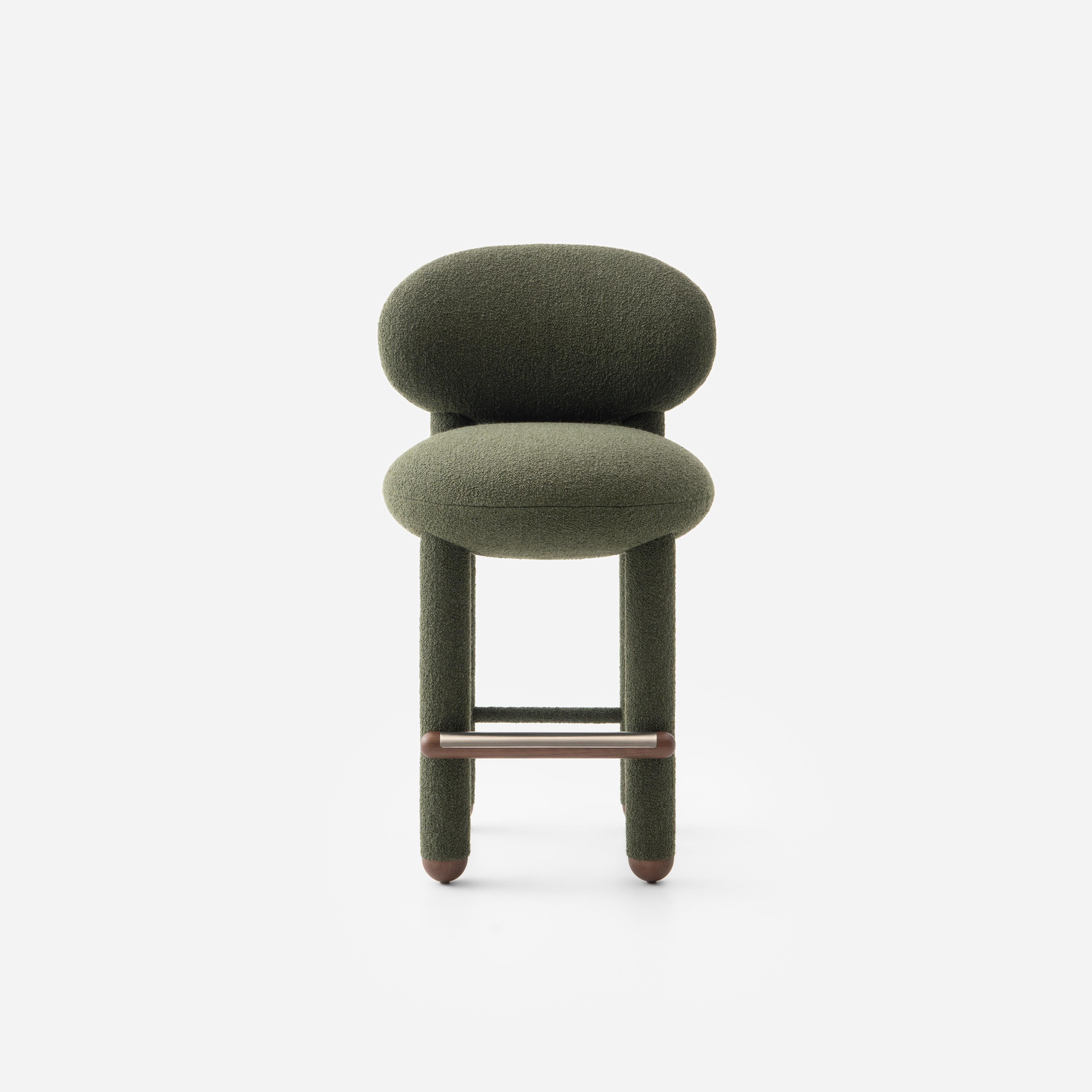La silla de bar de diseño Flock no es sólo una silla moderna; es una obra maestra que combina a la perfección la elegancia atemporal con la comodidad y la artesanía meticulosa. Esta silla a la altura de un bar presenta un asiento profundo y mullido