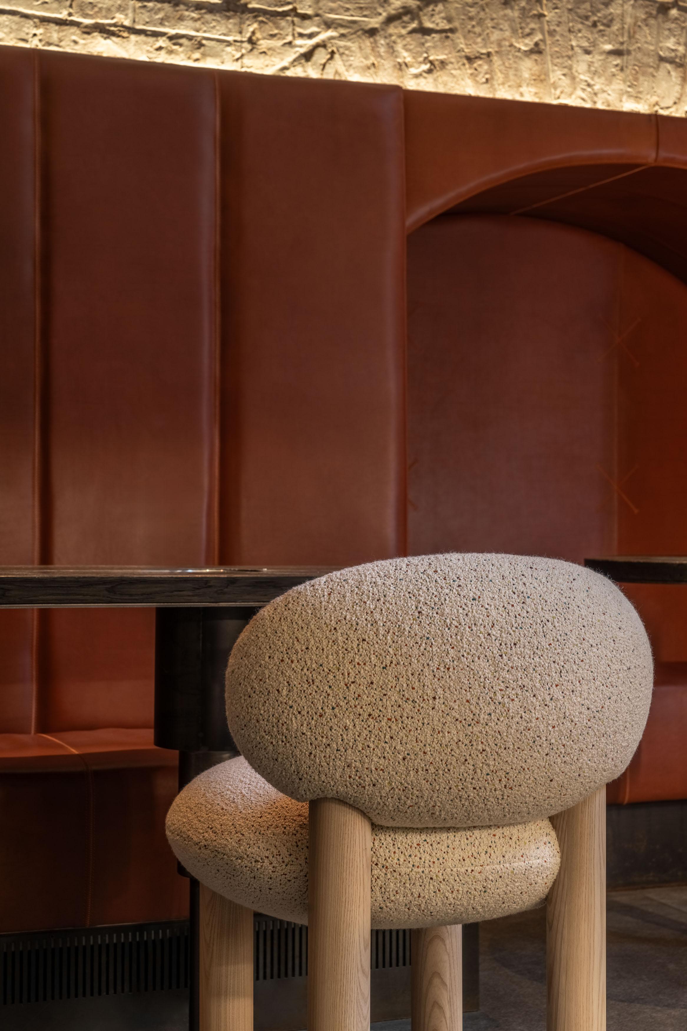 Sedia da banco moderna Flock CS2/65 cm con gambe in legno in Dedar Karakorum di NOOM in vendita 7