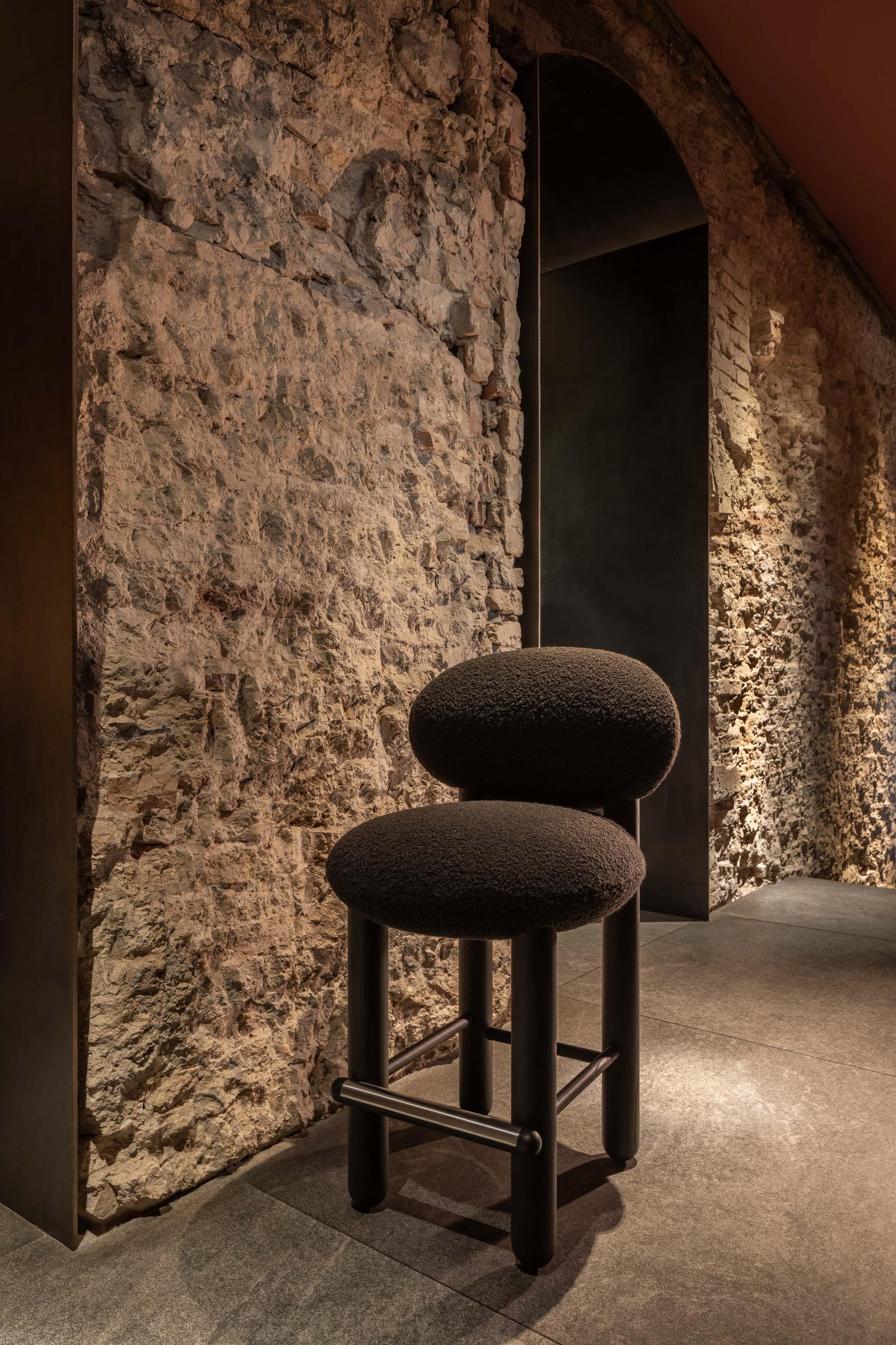 Sedia da banco moderna Flock CS2/65 cm con gambe in legno in Dedar Karakorum di NOOM in vendita 1
