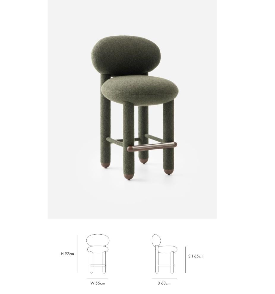 Chaise de comptoir moderne Flock CS2/65 cm avec pieds en bois dans différents tissus par NoOM Neuf - En vente à Paris, FR