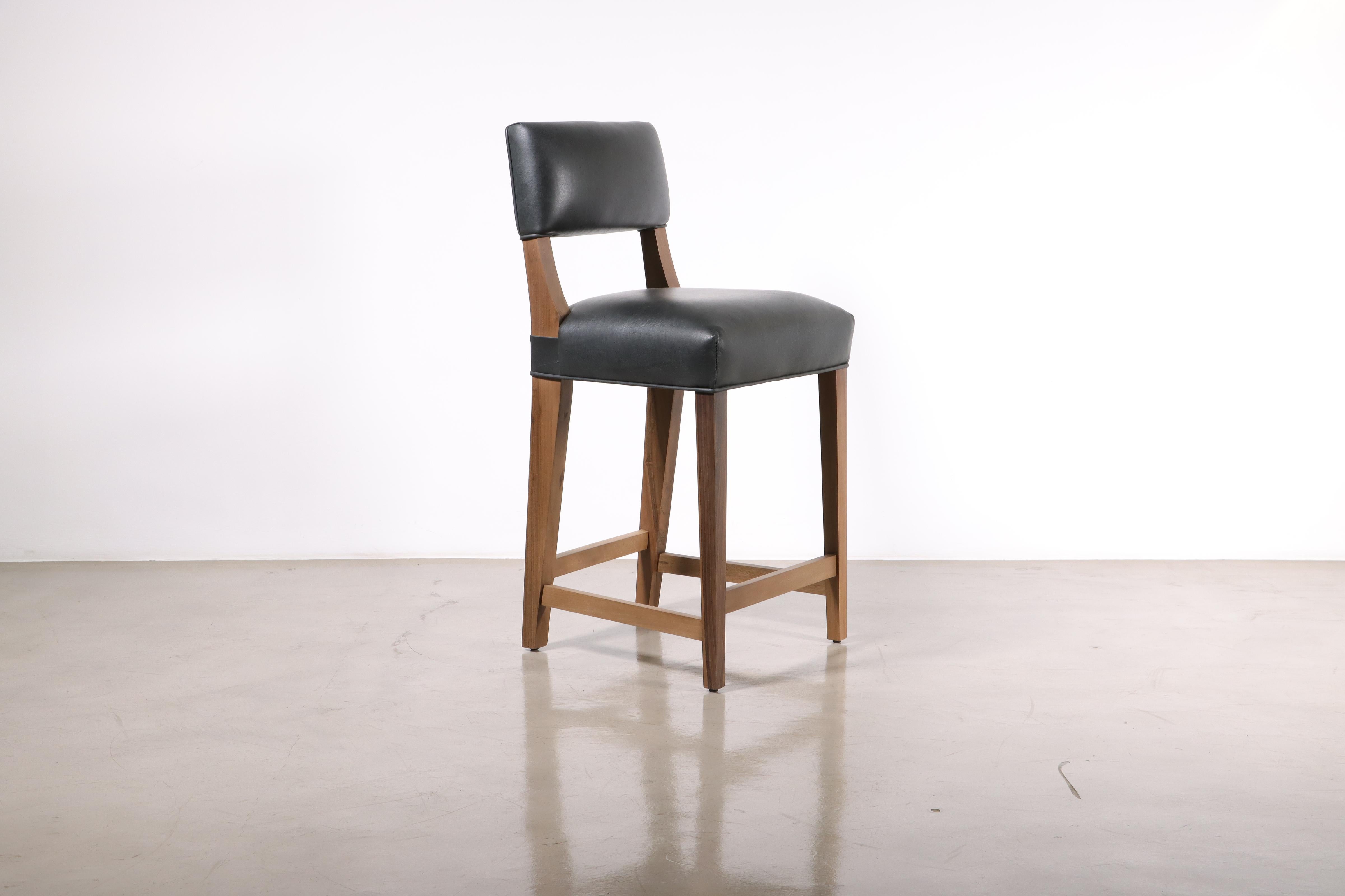 Costantini ist stolz darauf, die schönsten und härtesten Harthölzer für die Herstellung seiner Sitzmöbel zu verwenden. Der Bruno Hocker aus argentinischem Palisanderholz hat eine relativ niedrige, kantige Rückenlehne, die an den gleichnamigen Stuhl