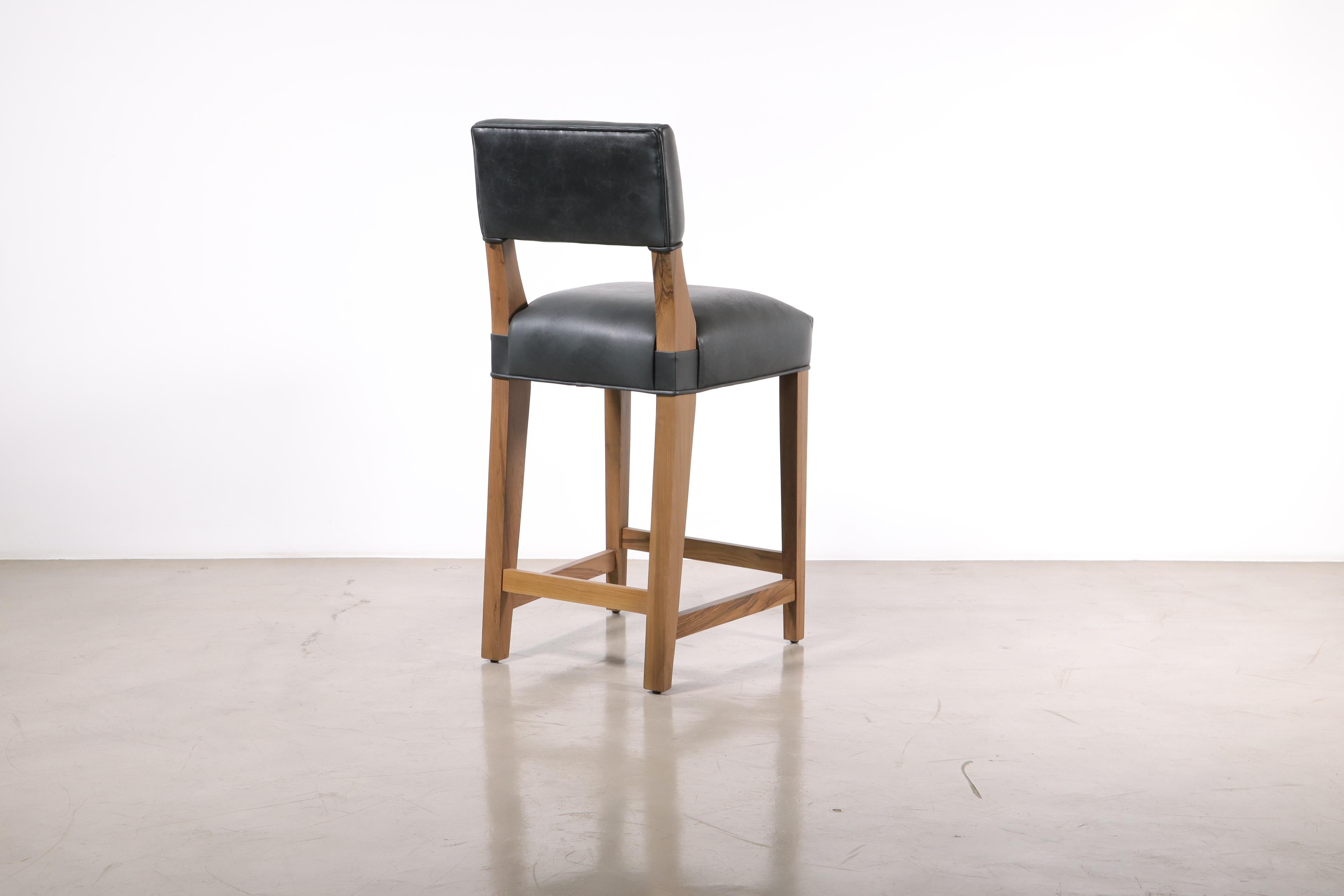 Argentin Tabouret de comptoir moderne en bois exotique argentin et cuir de Costantini, Bruno en vente