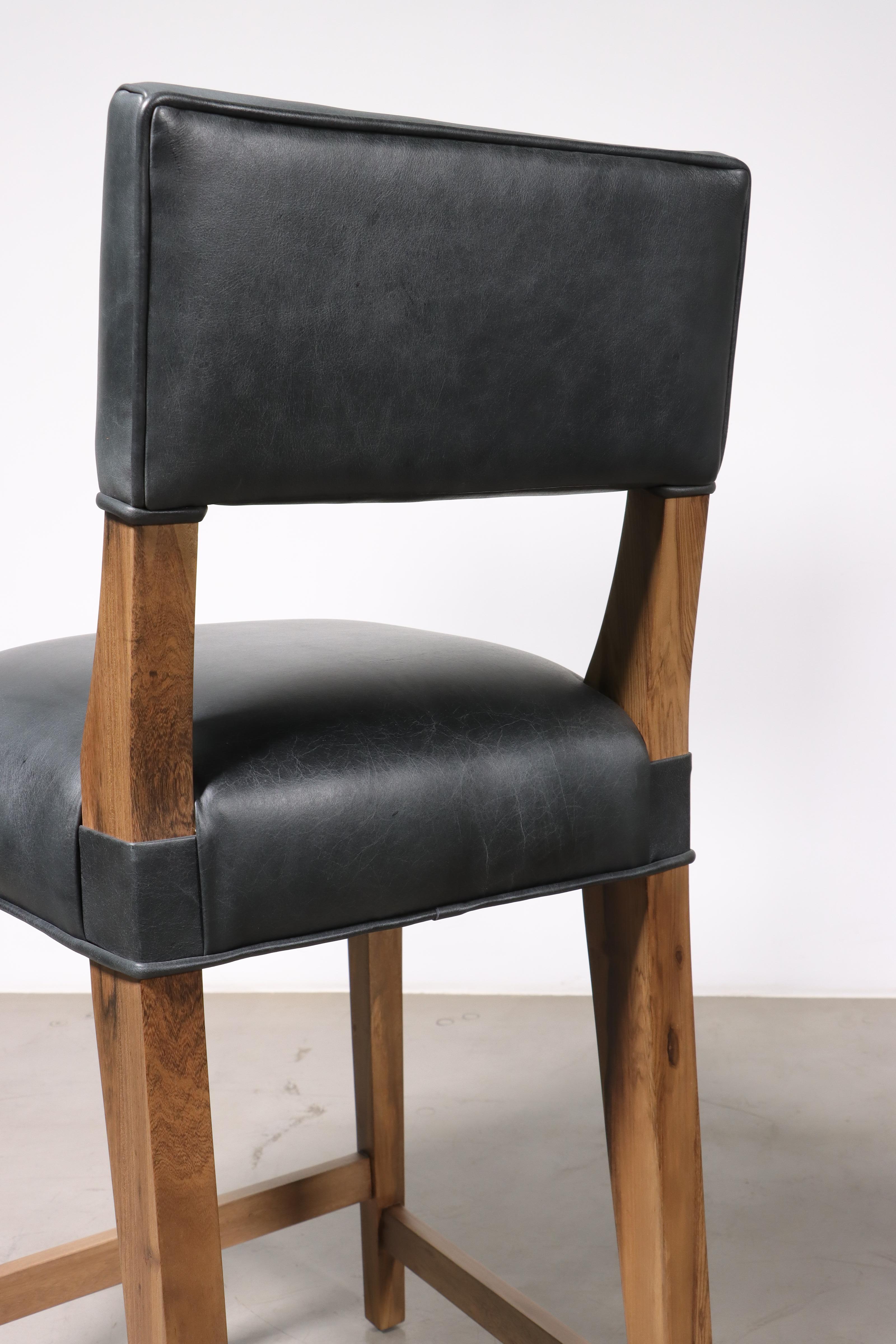 Tabouret de comptoir moderne en bois exotique argentin et cuir de Costantini, Bruno en vente 2