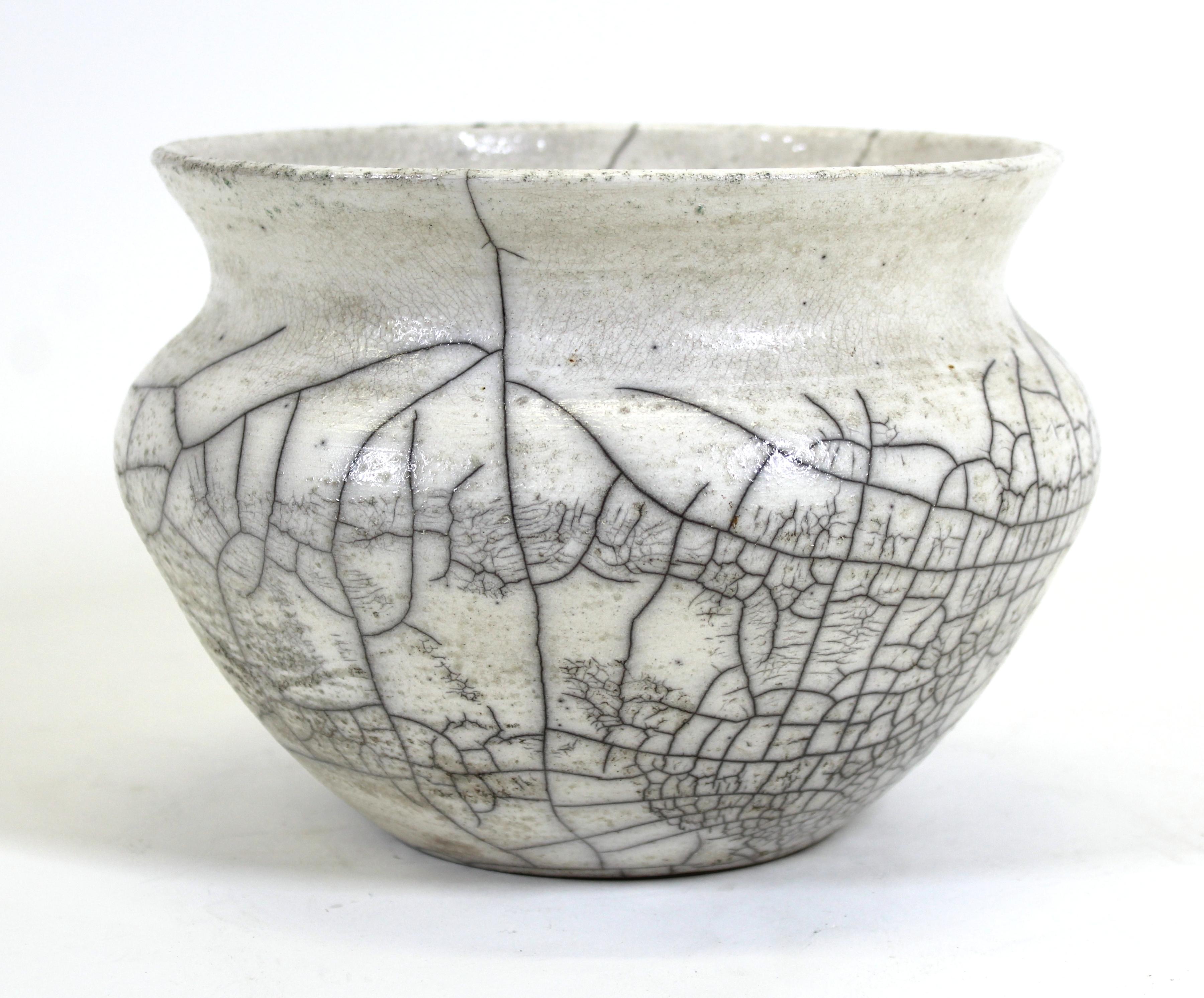 Modern pottery bowl in off- white with crackle glaze, signed 'Lea' on the bottom.