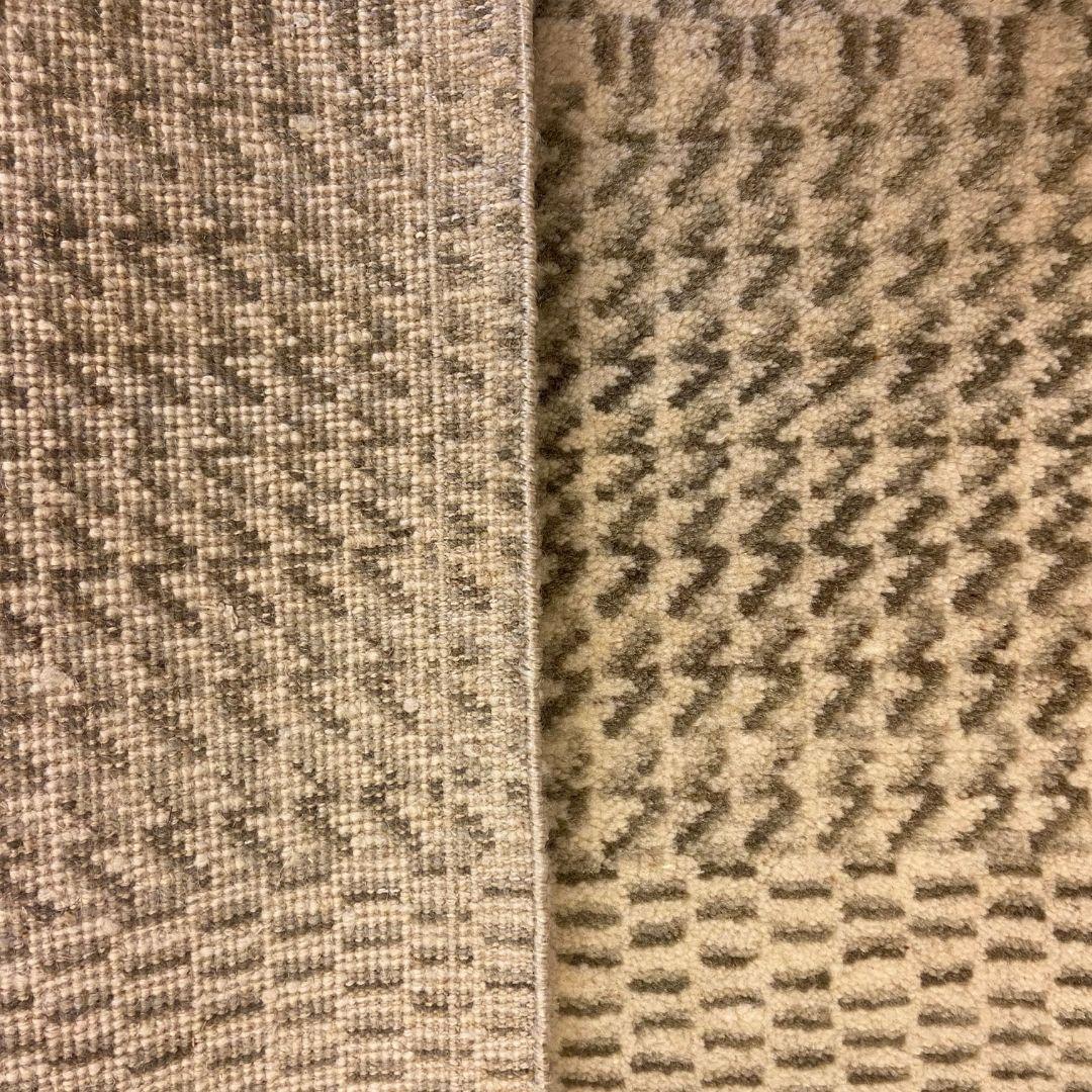 Tappeto moderno crema e grigio, Architectural Design by Orley Shabahang, 2' x 3' in vendita 1