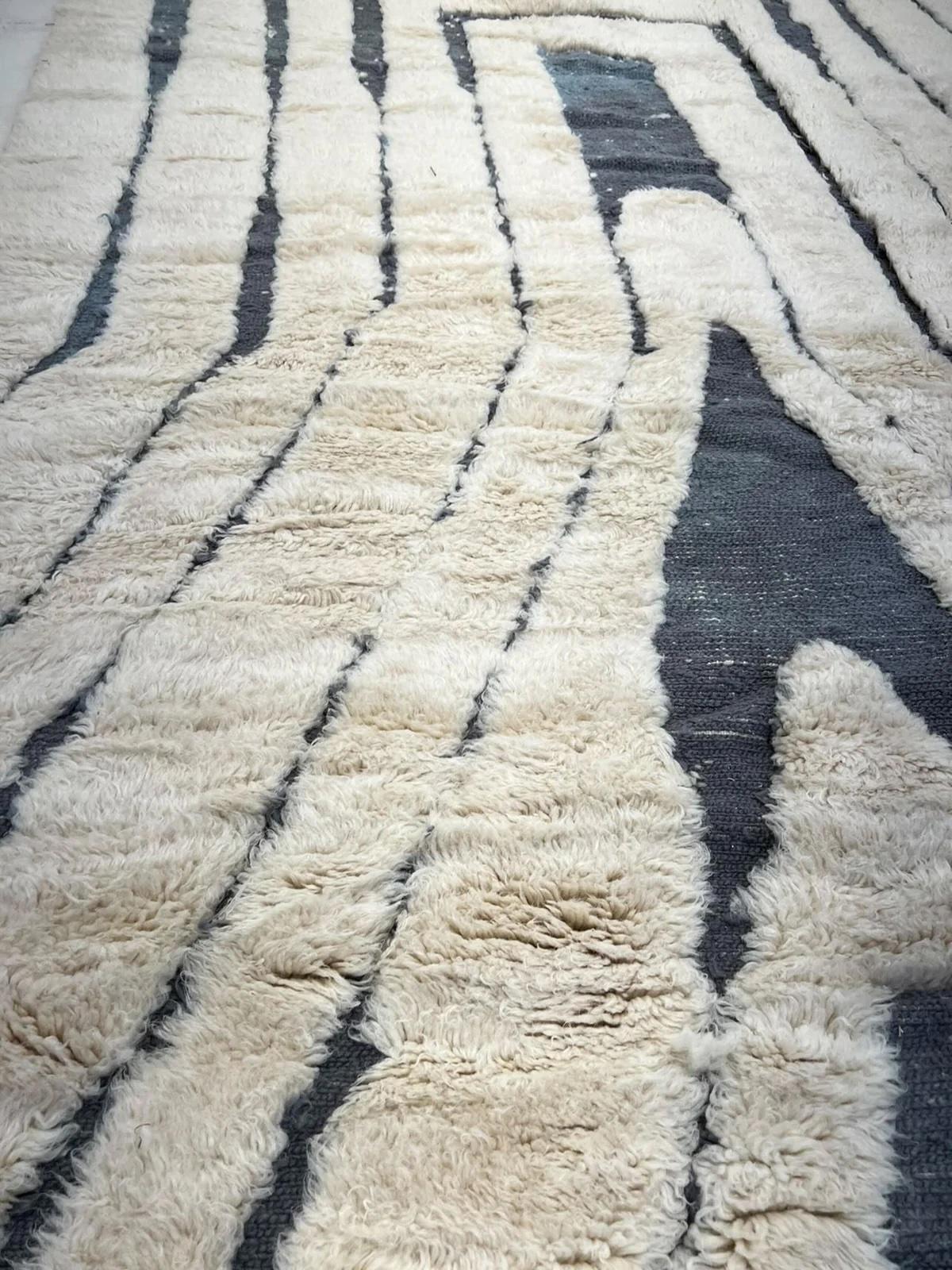 Tappeto moderno in lana Beni Mrirt con texture marocchina color crema e grigio in vendita 2