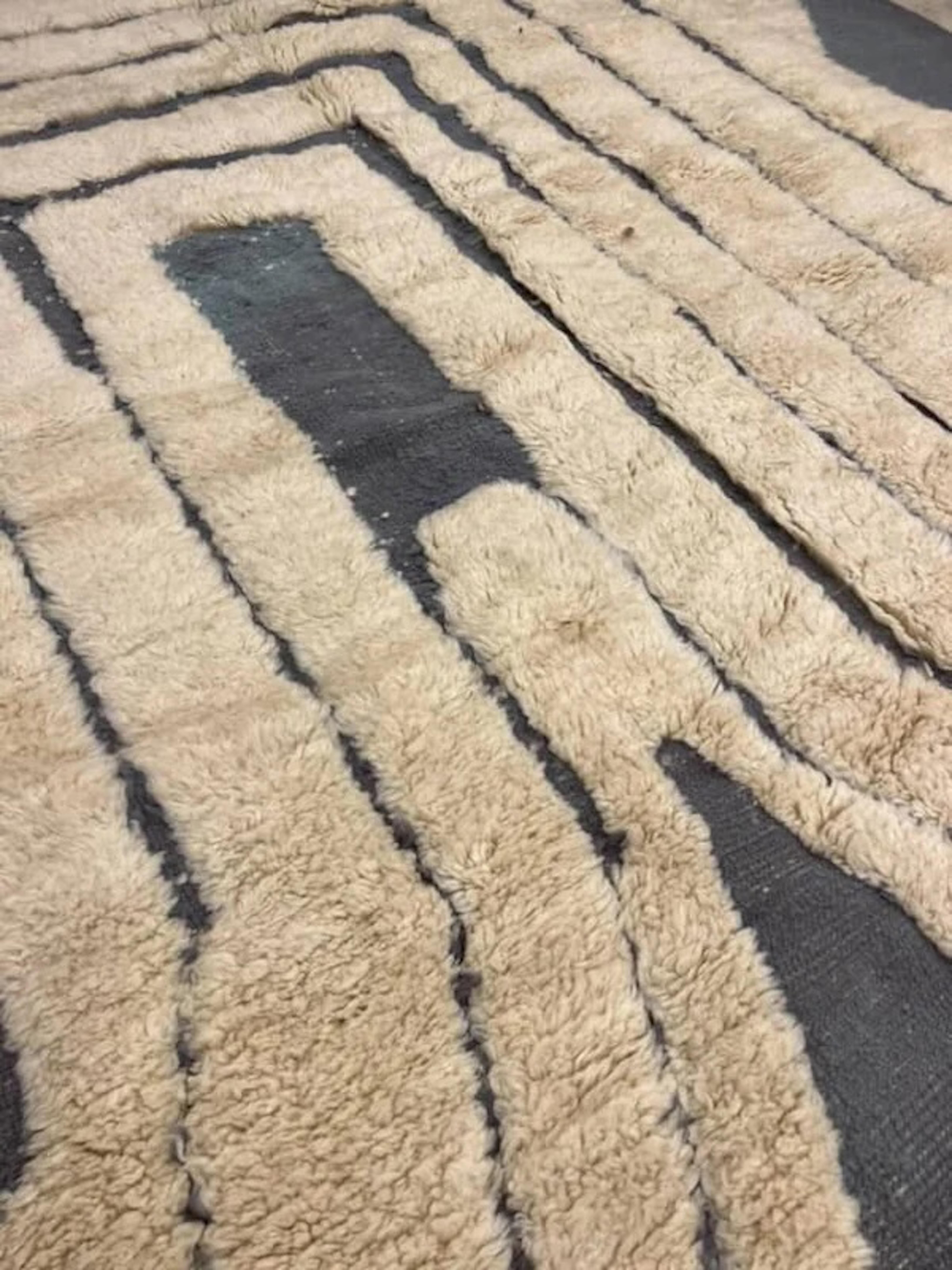 Tappeto moderno in lana Beni Mrirt con texture marocchina color crema e grigio in vendita 3