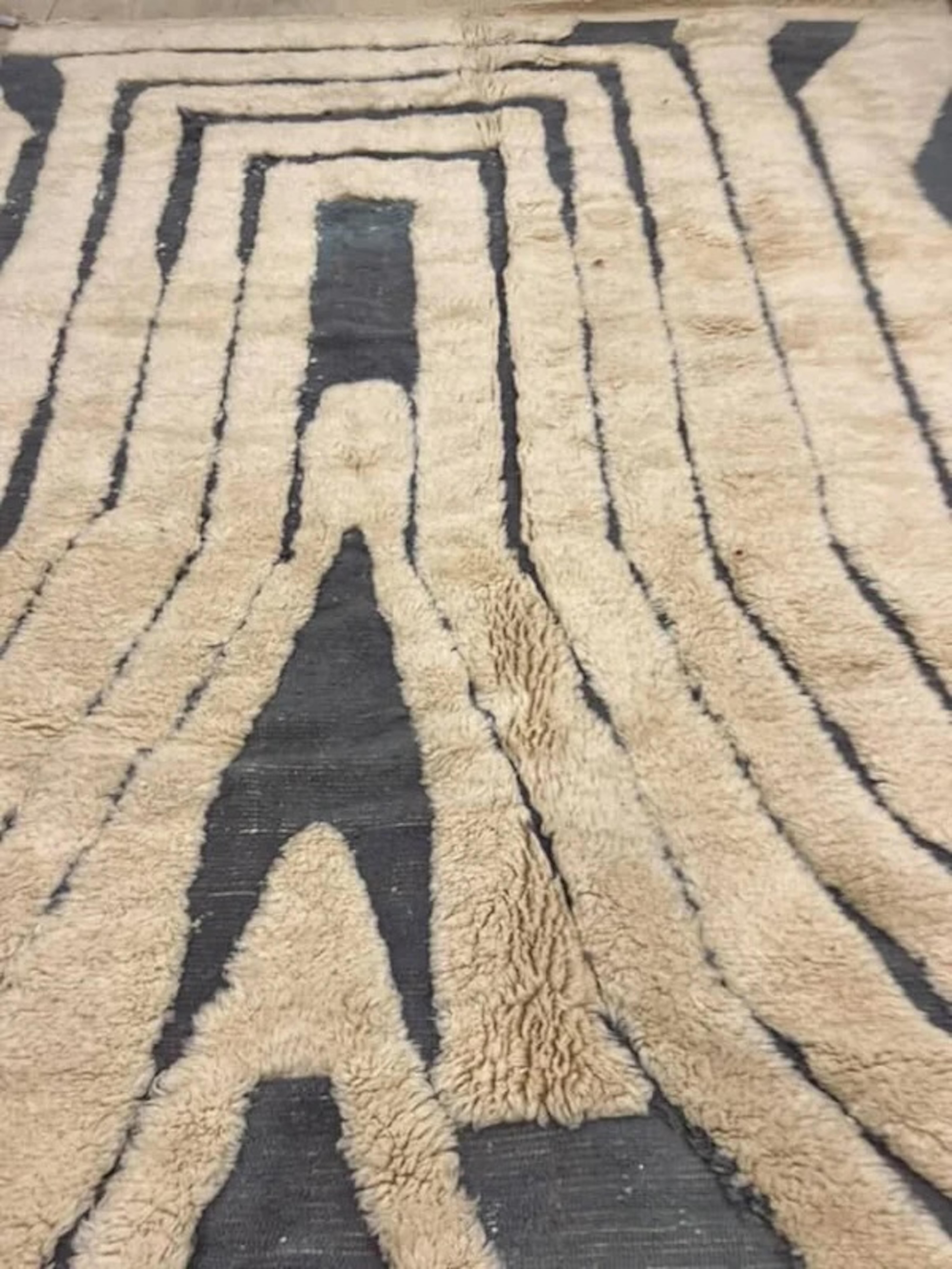 Tappeto moderno in lana Beni Mrirt con texture marocchina color crema e grigio in vendita 4