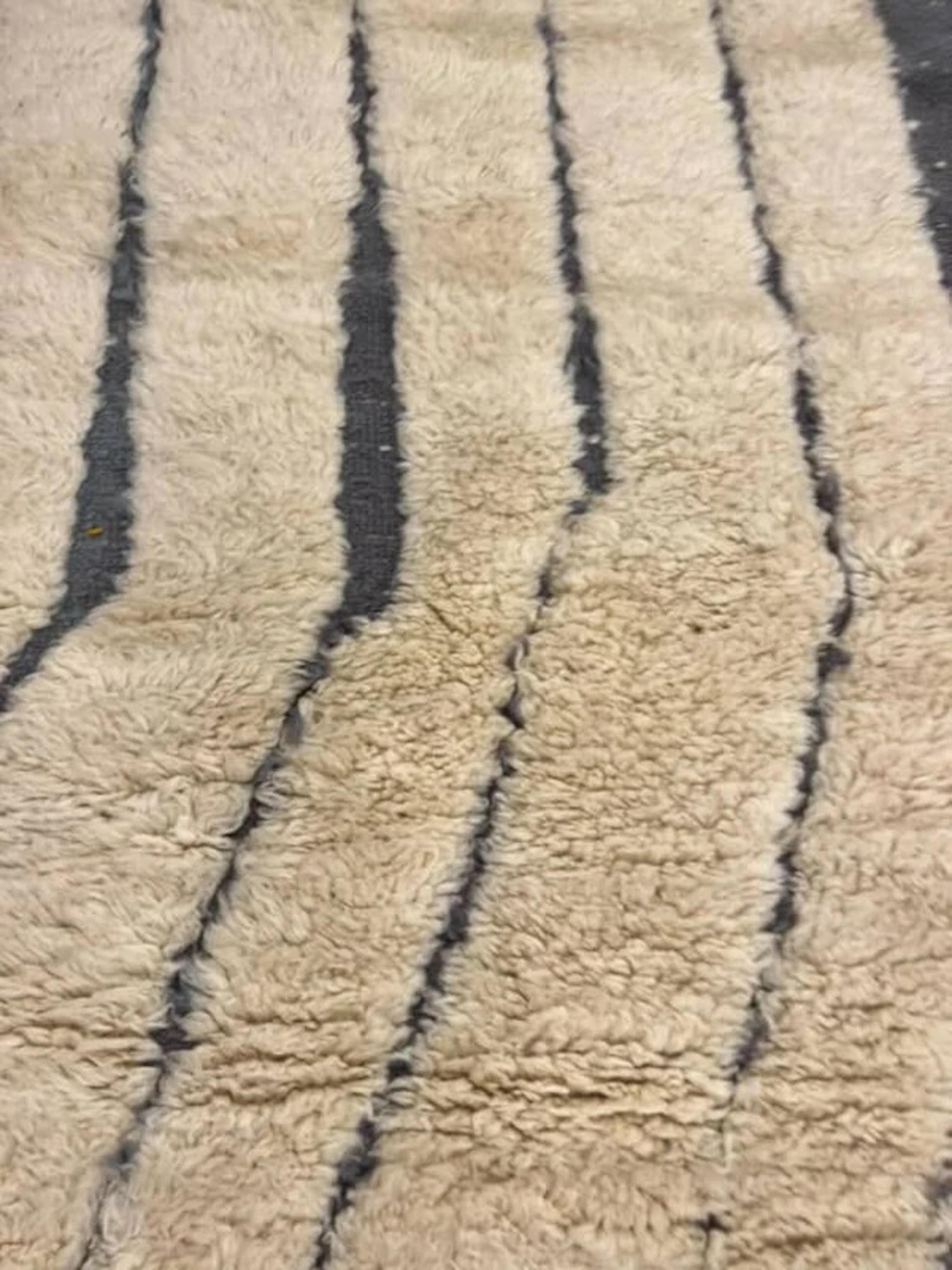 Tappeto moderno in lana Beni Mrirt con texture marocchina color crema e grigio in vendita 5