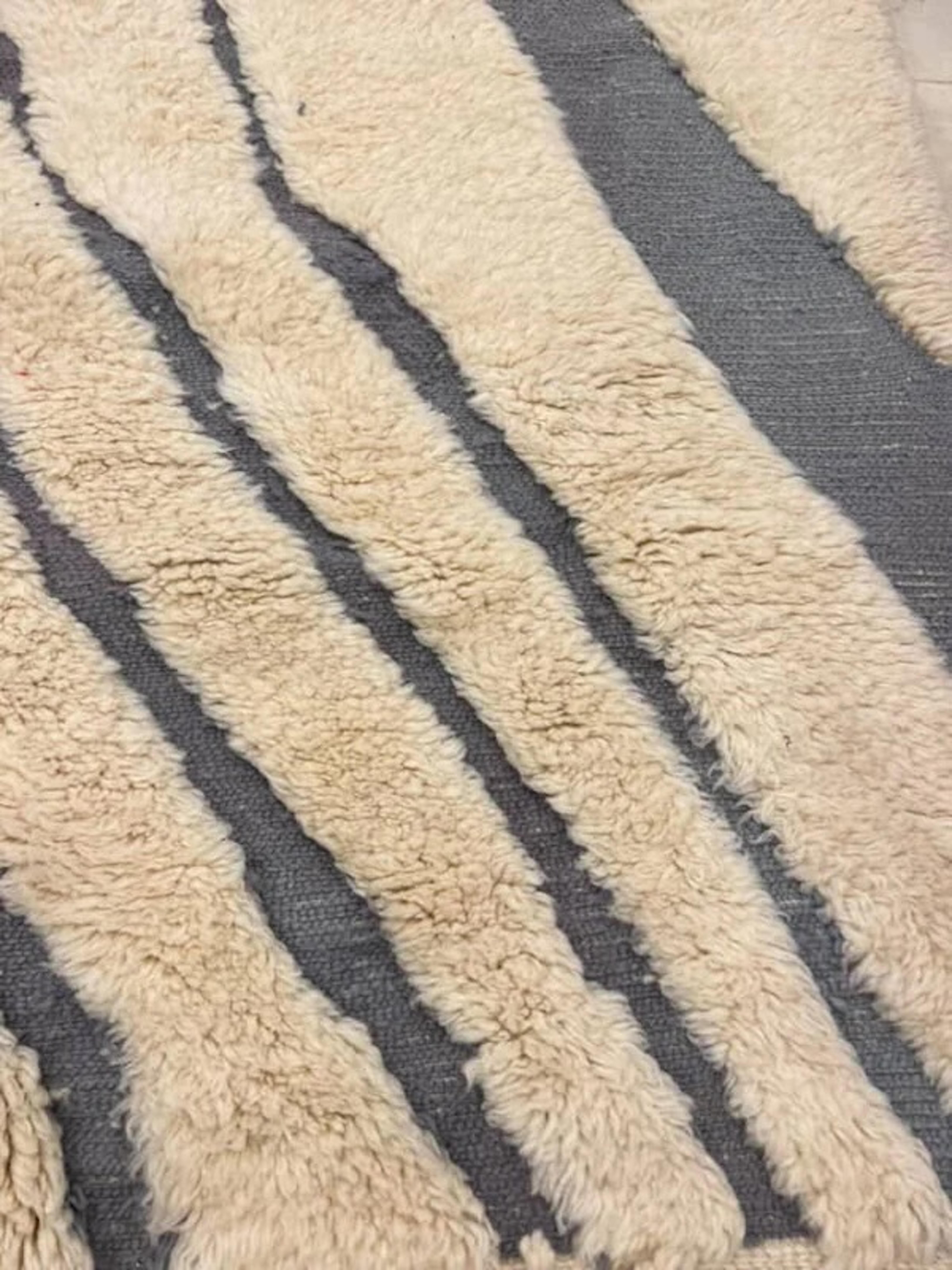 Tappeto moderno in lana Beni Mrirt con texture marocchina color crema e grigio in vendita 6
