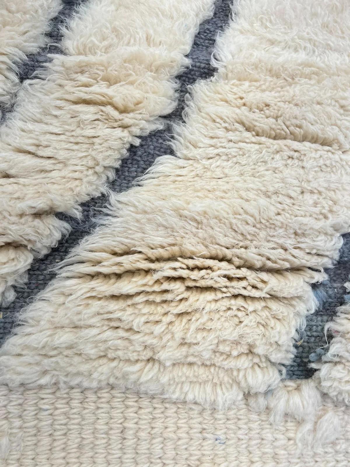 Tappeto moderno in lana Beni Mrirt con texture marocchina color crema e grigio in vendita 7