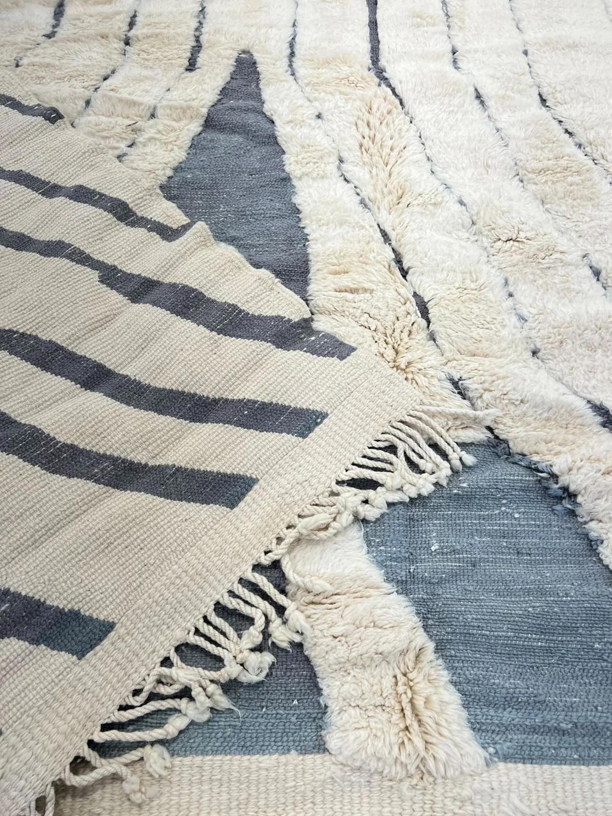 Tappeto moderno in lana Beni Mrirt con texture marocchina color crema e grigio in vendita 8