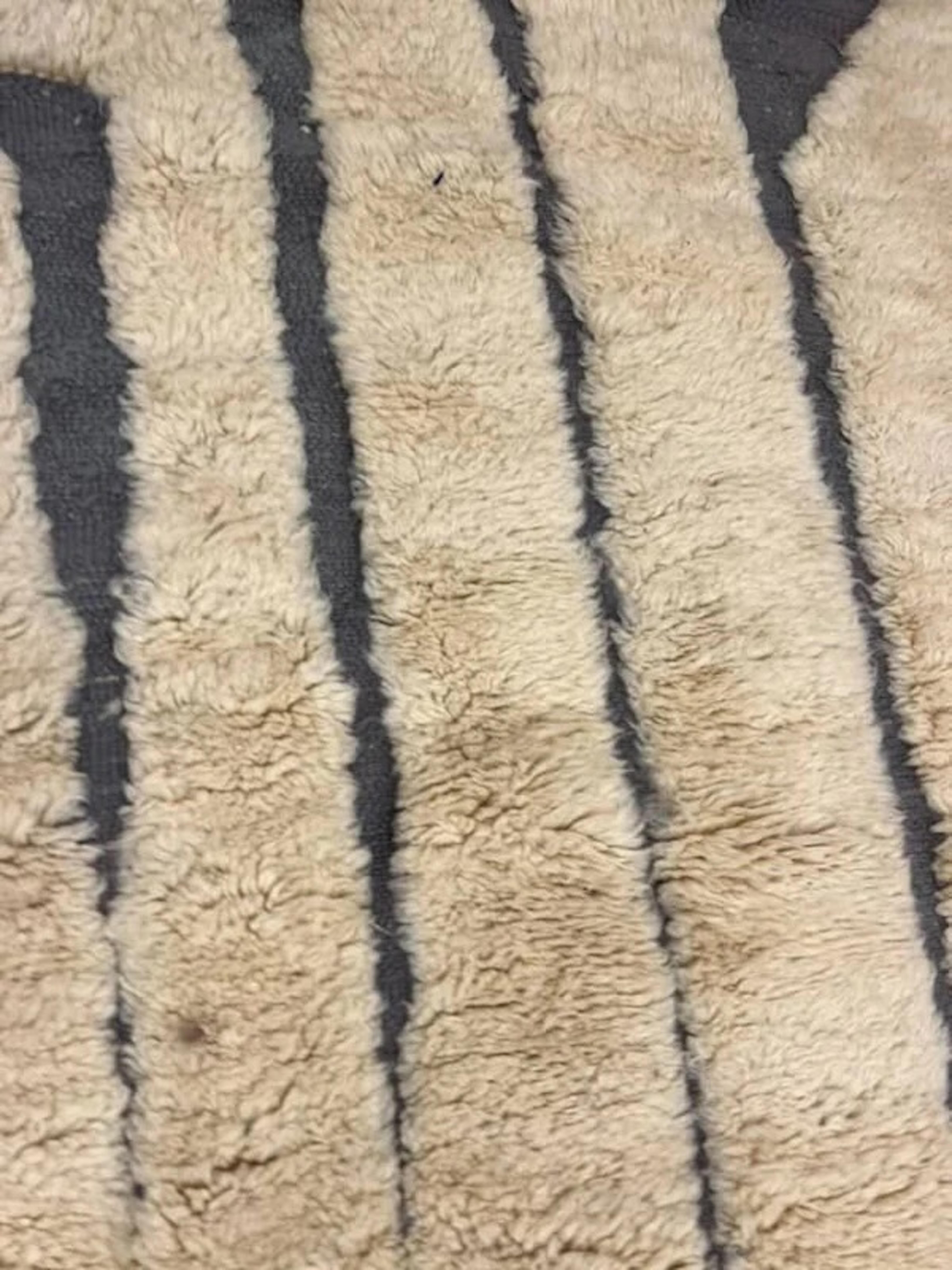 Moderno Tappeto moderno in lana Beni Mrirt con texture marocchina color crema e grigio in vendita