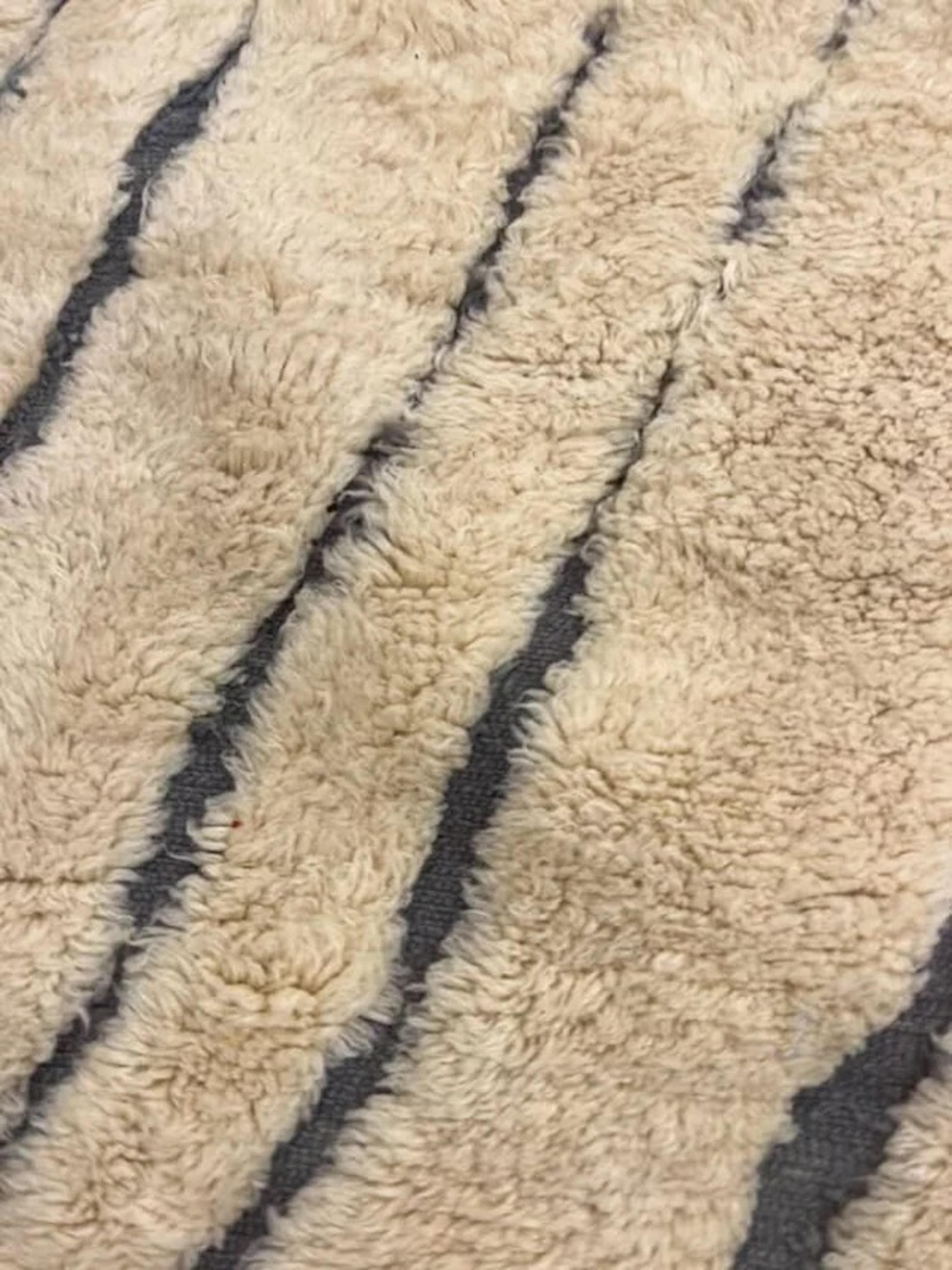 Tessuto Tappeto moderno in lana Beni Mrirt con texture marocchina color crema e grigio in vendita