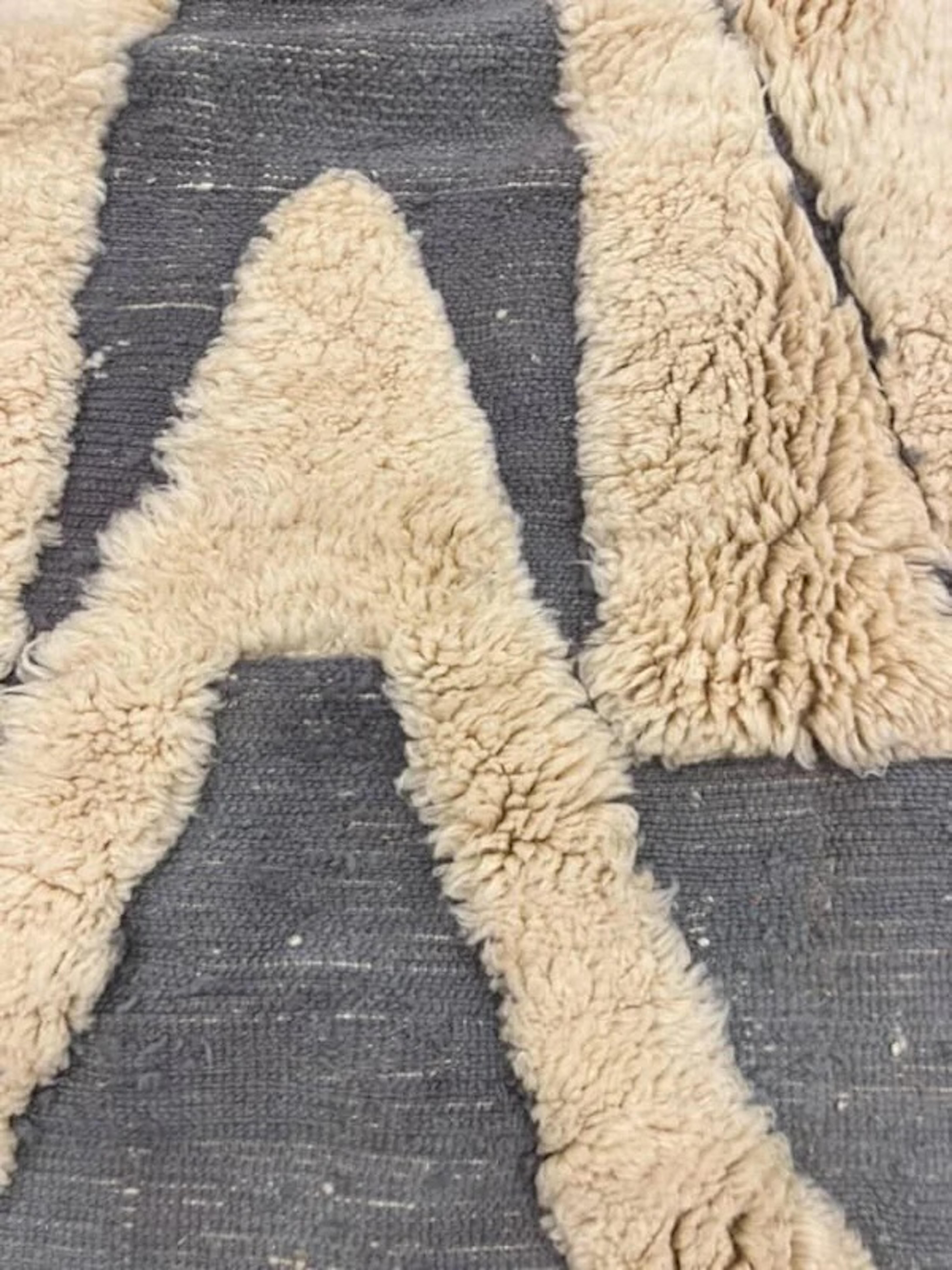 XXI secolo e contemporaneo Tappeto moderno in lana Beni Mrirt con texture marocchina color crema e grigio in vendita