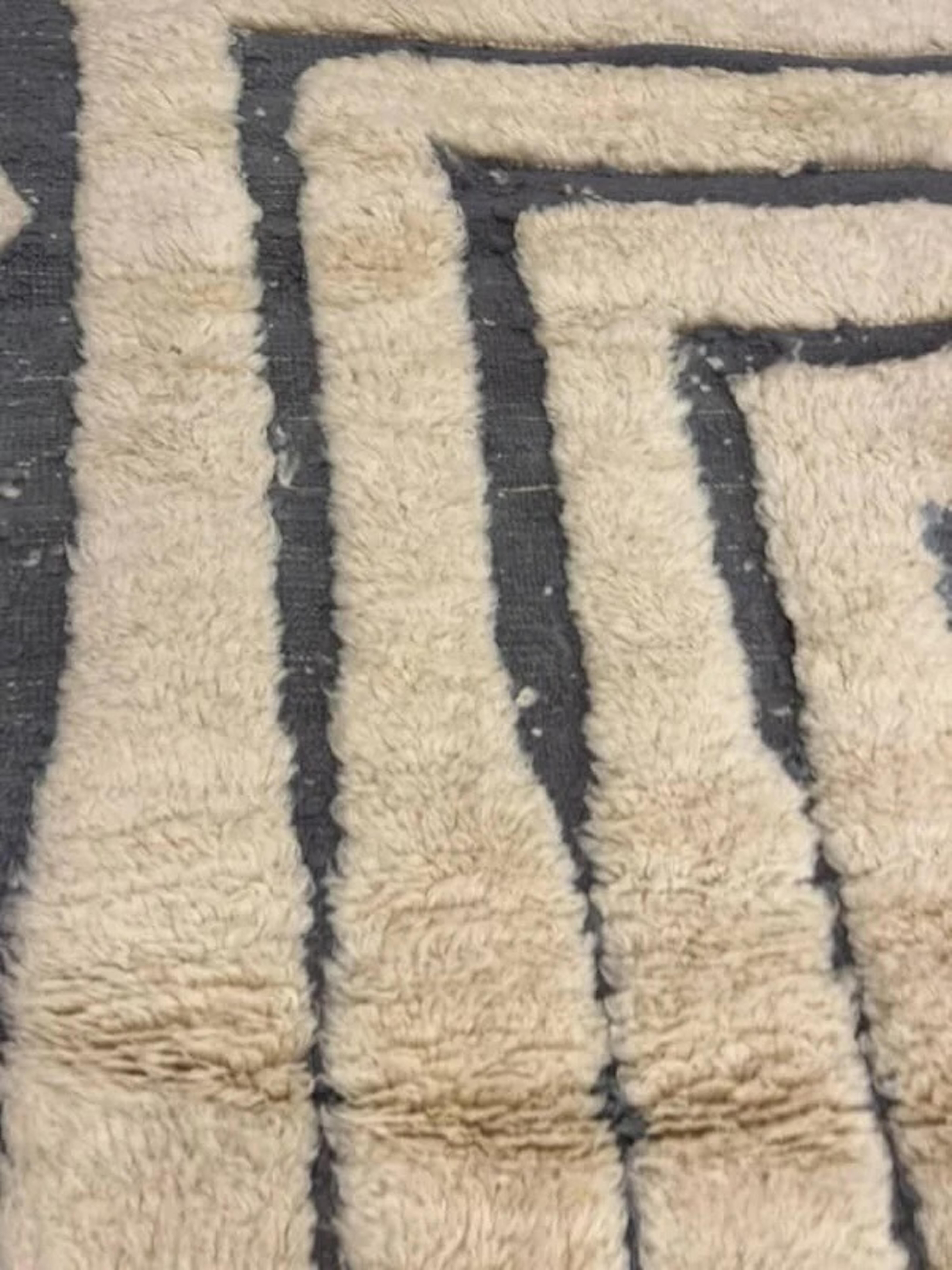 Lana Tappeto moderno in lana Beni Mrirt con texture marocchina color crema e grigio in vendita