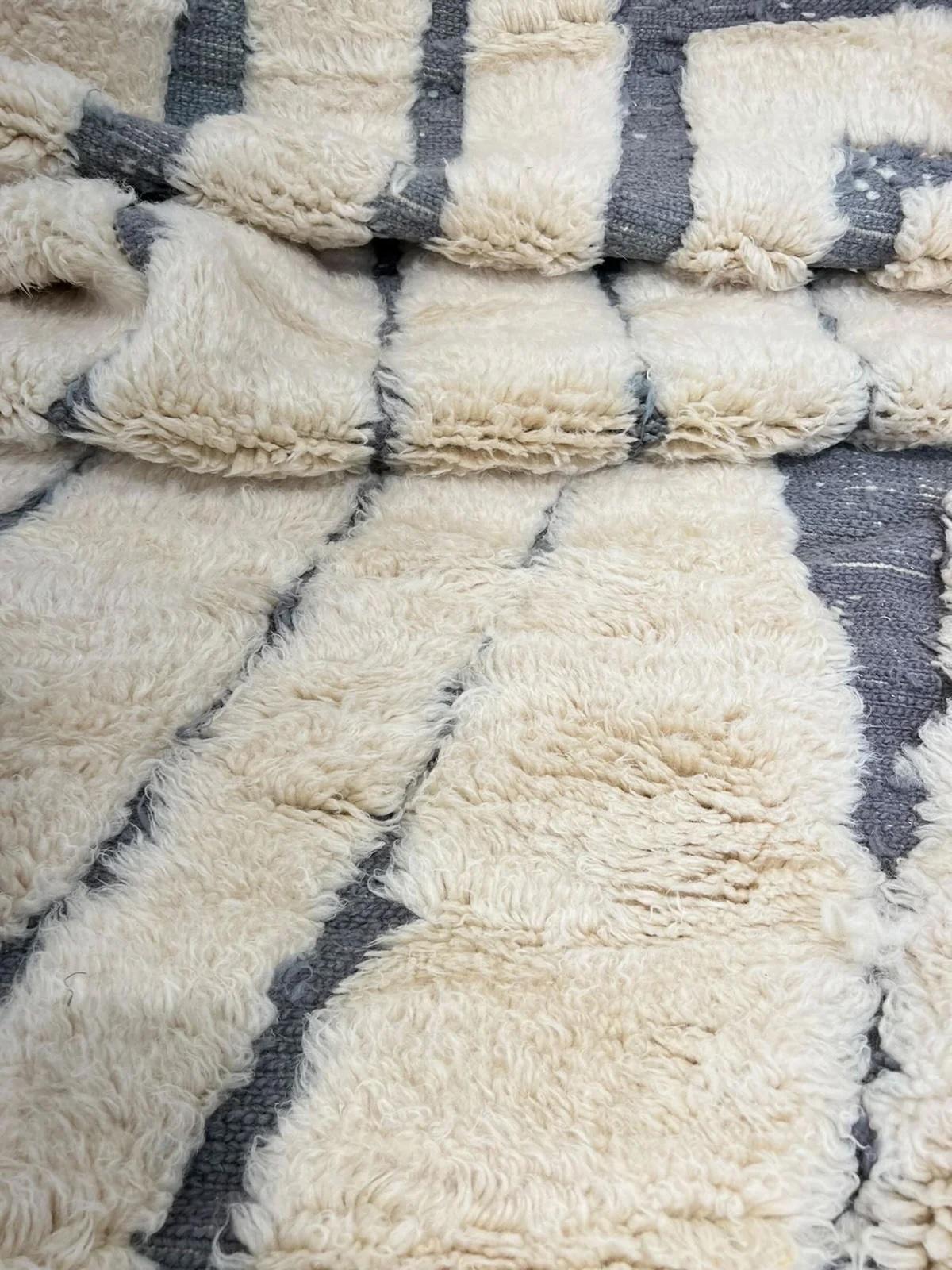 Tappeto moderno in lana Beni Mrirt con texture marocchina color crema e grigio in vendita 1