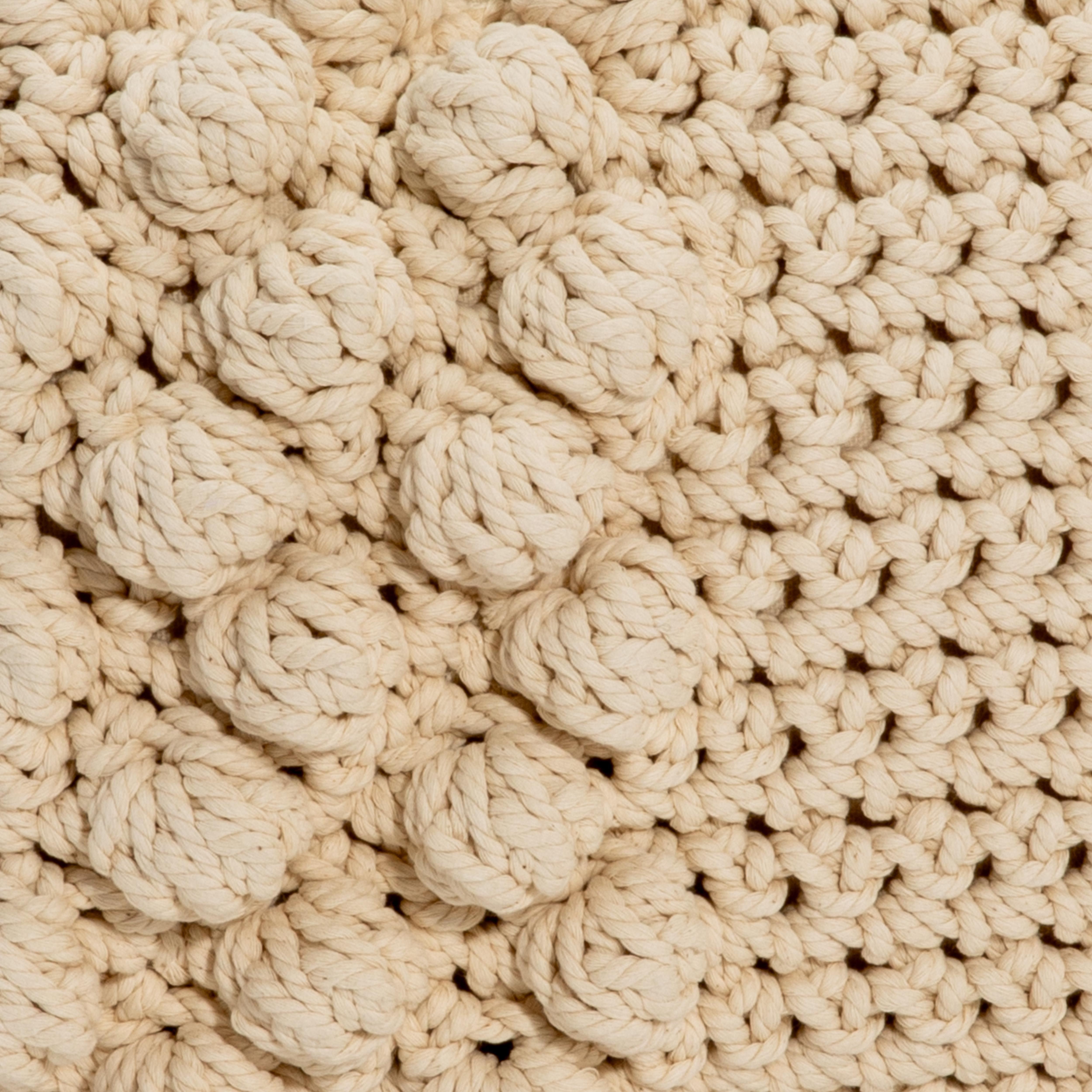 Le coussin décoratif en macramé crème moderne est une combinaison magistrale de savoir-faire artisanal et d'élégance contemporaine, conçu pour rehausser n'importe quel espace avec sa sophistication discrète. Mesurant 23 x 13 pouces, sa forme