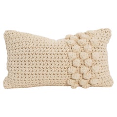 Dekoratives Knochenkissen aus cremefarbenem Macrame, modern