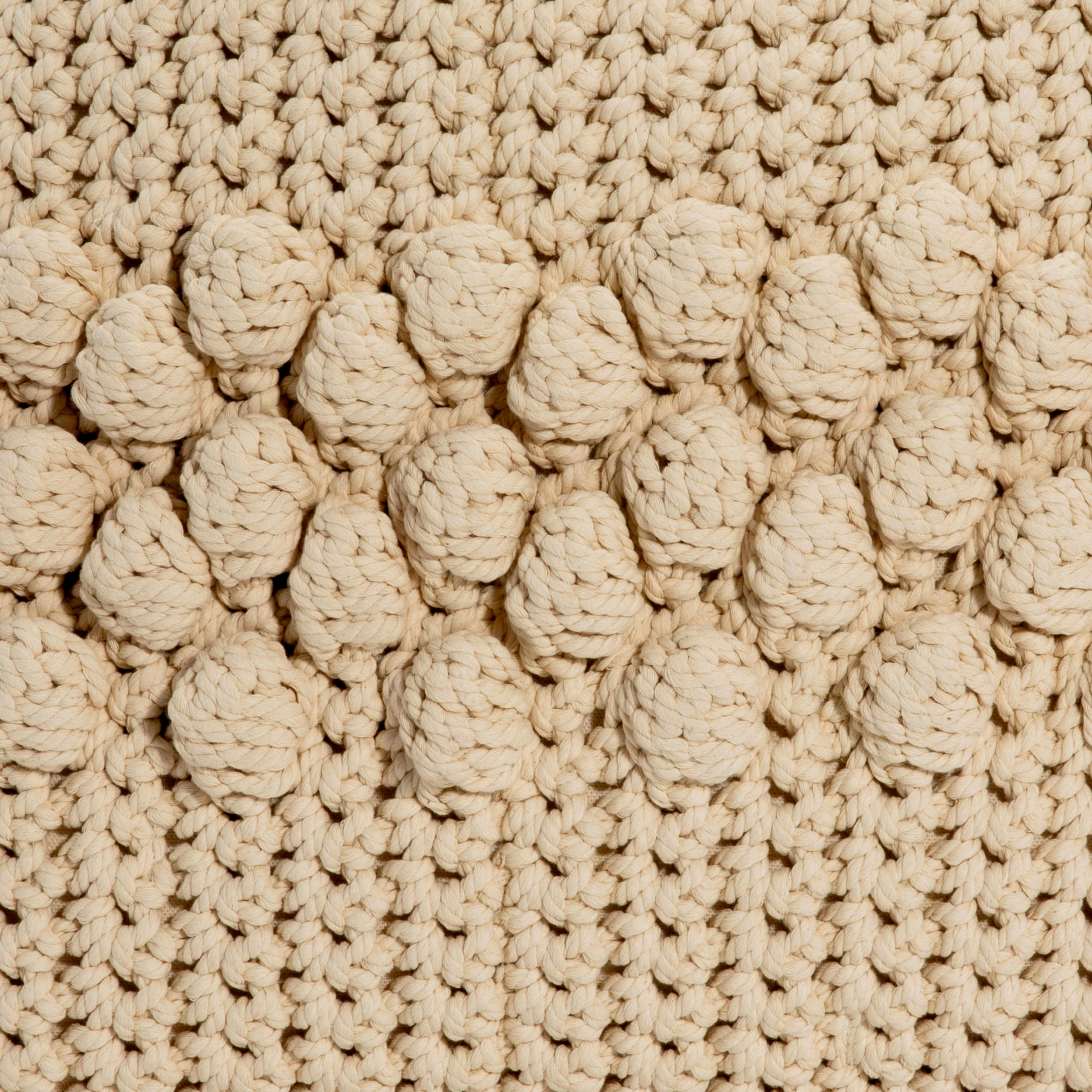 Le coussin décoratif en macramé crème moderne est une fusion sophistiquée d'artisanat et de style contemporain, conçu pour rehausser tout intérieur de luxe avec son esthétique raffinée. Son devant en macramé tissé à la main présente des détails de
