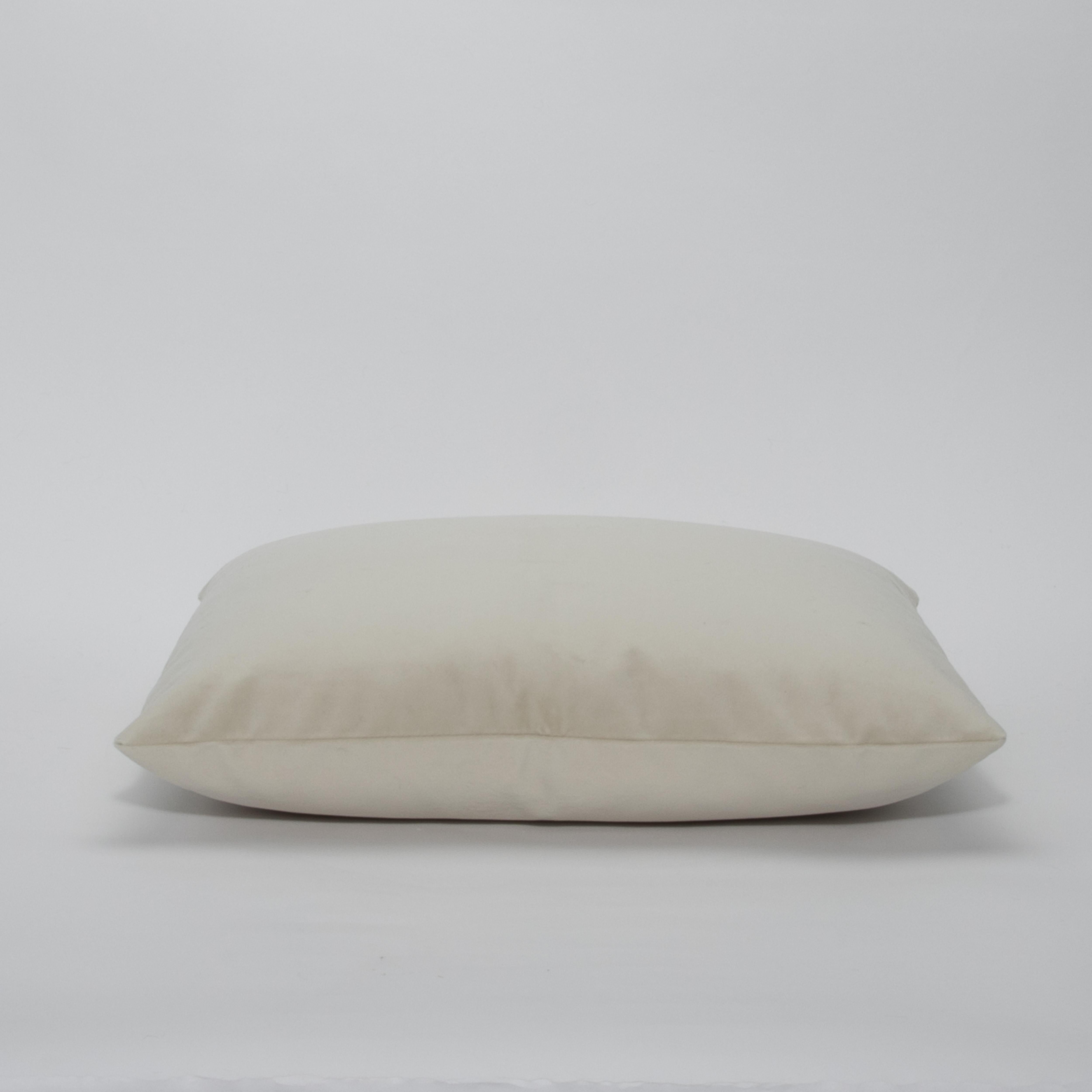 Ce coussin décoratif en velours crème exquis dégage une sophistication intemporelle, parfaite pour rehausser tout intérieur luxueux. Le tissu velouté offre un toucher ultra-doux et une brillance subtile, créant une esthétique accueillante et