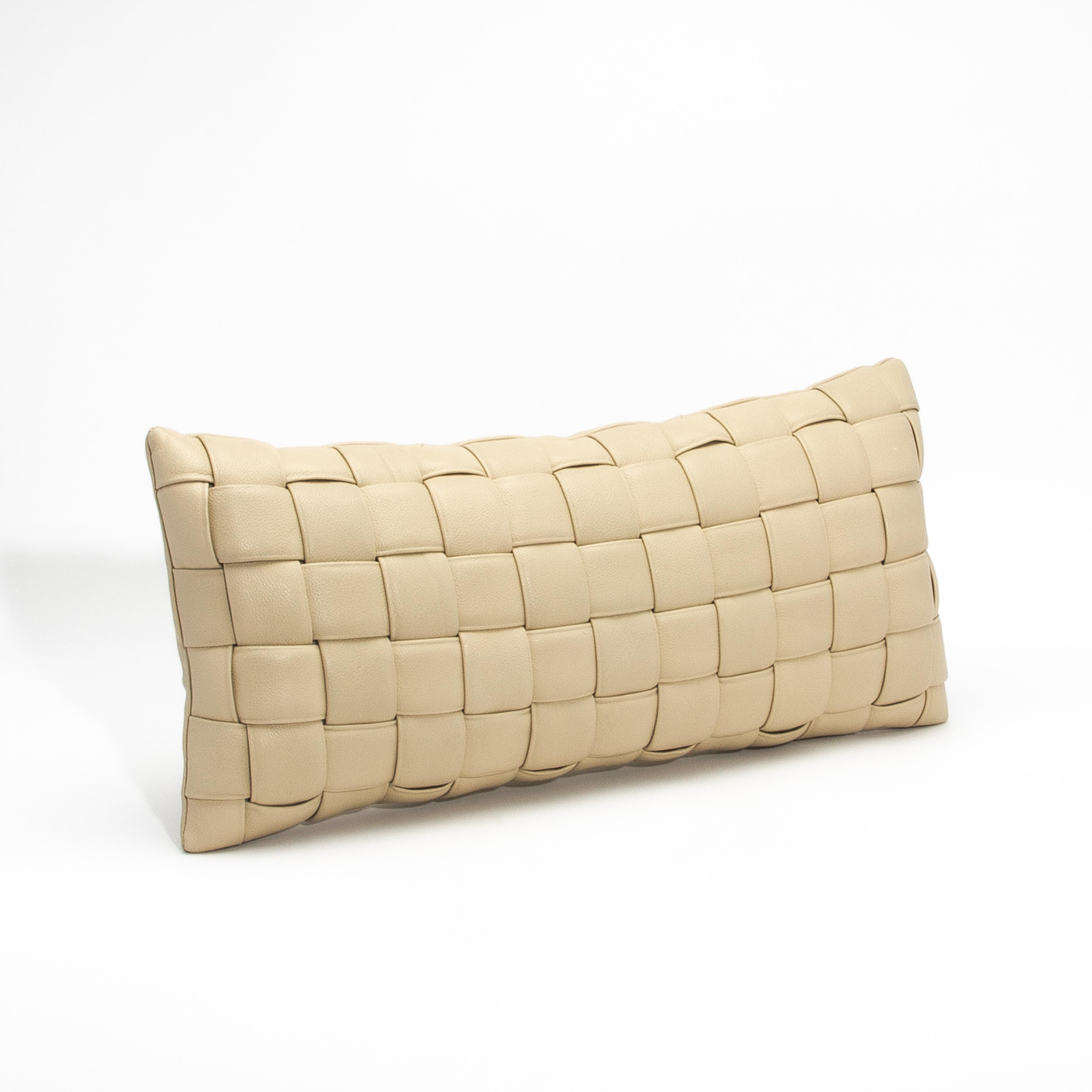 Fabriqué à partir de cuir tissé de première qualité, ce coussin lombaire décoratif crème moderne est un chef-d'œuvre de design artisanal et de savoir-faire impeccable. Chaque panneau de cuir est méticuleusement tissé à la main, créant un motif de