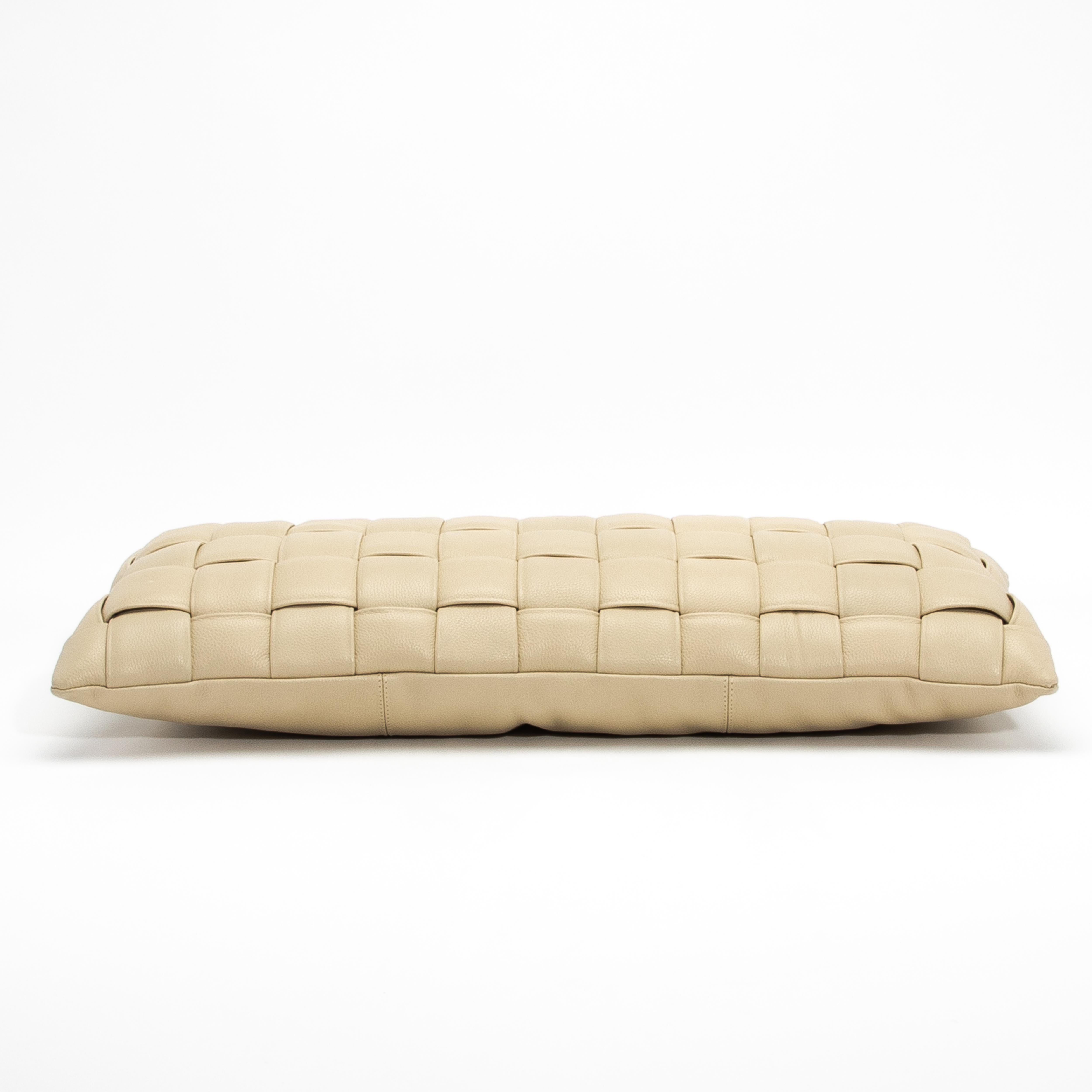 Américain Coussin lombaire décoratif moderne en cuir tissé crème en vente