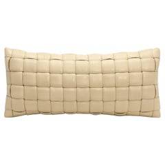 Cuscino decorativo in pelle intrecciata color crema moderno