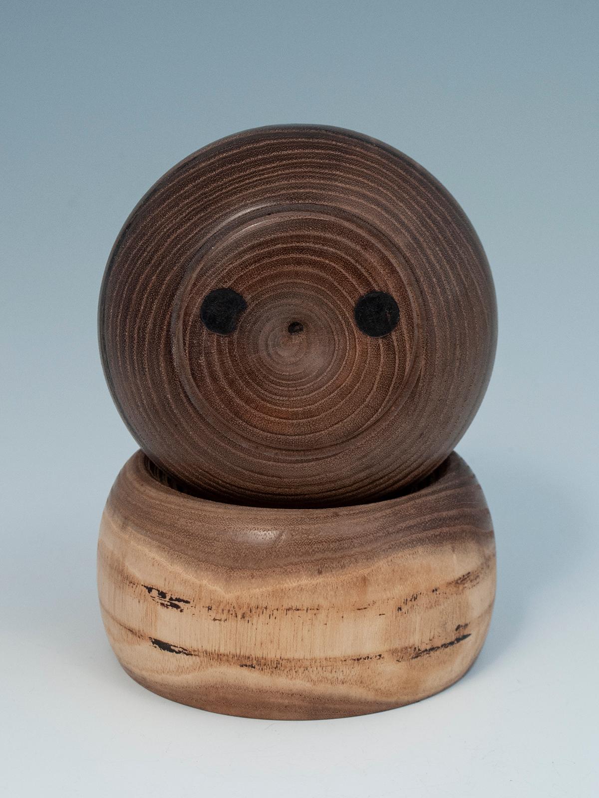 Seltene moderne kreative Kokeshi-Puppe von Hideo Ishihara, Japan

Dieses seltene, skurrile Sosaku-Kokeshi wurde von dem preisgekrönten Meister Hideo Ishihara (1929-1999) geschaffen und signiert. Die Augen sind aus dunklem Holz eingesetzt; die