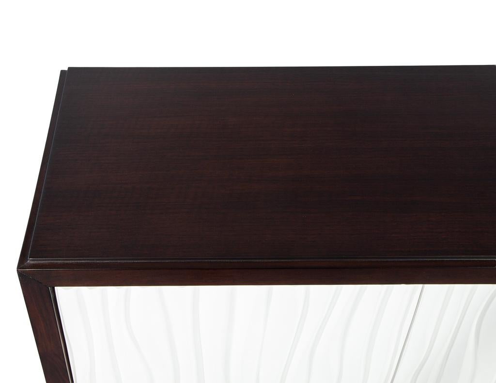 Armario Credenza Moderno con Frente Ondulado Texturado en venta 4