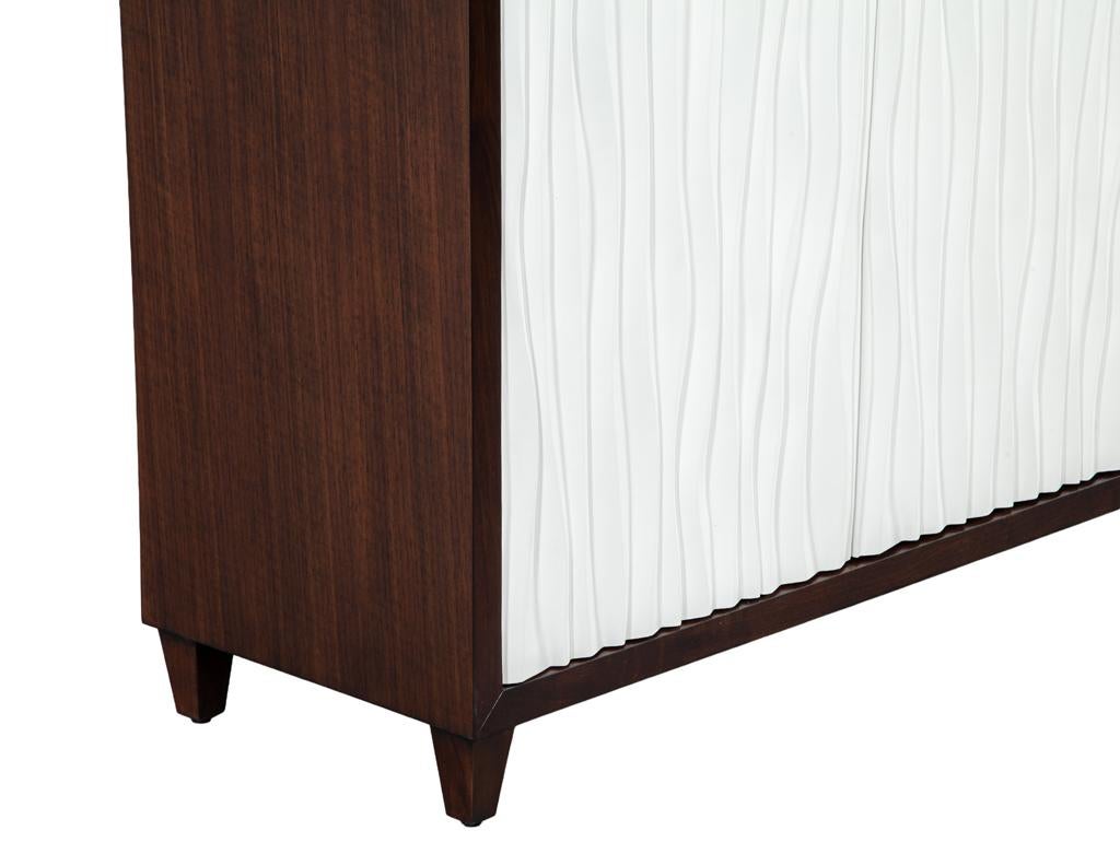 Armario Credenza Moderno con Frente Ondulado Texturado en venta 5