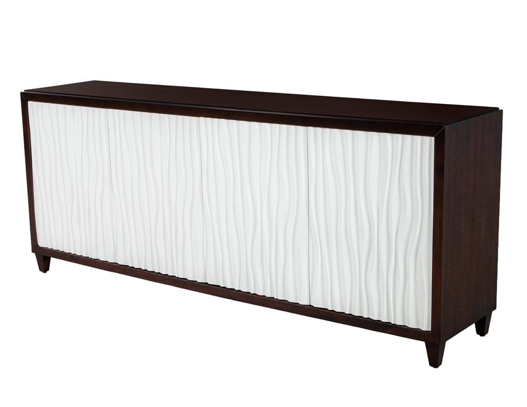 Armario Credenza Moderno con Frente Ondulado Texturado Estadounidense en venta
