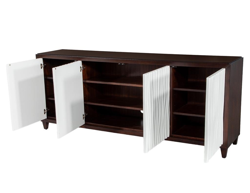 Armario Credenza Moderno con Frente Ondulado Texturado Nogal en venta