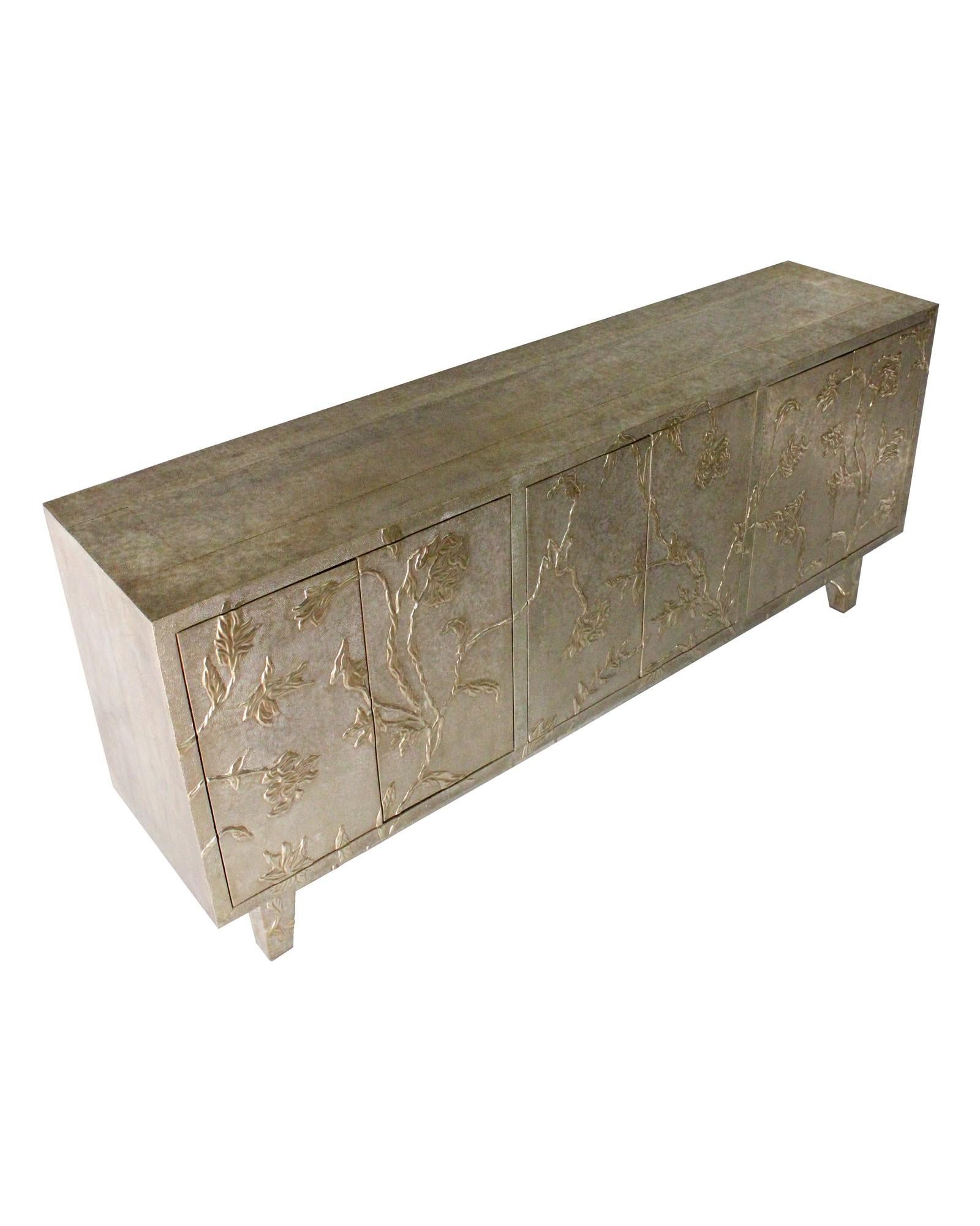 Questa credenza moderna si ispira ai motivi floreali utilizzati nei dipinti dei palazzi del Rajasthan. Questa credenza è una delle credenze e credenze più vendute della collezione di mobili e armadietti di Stephanie Odegard Collection. Questa