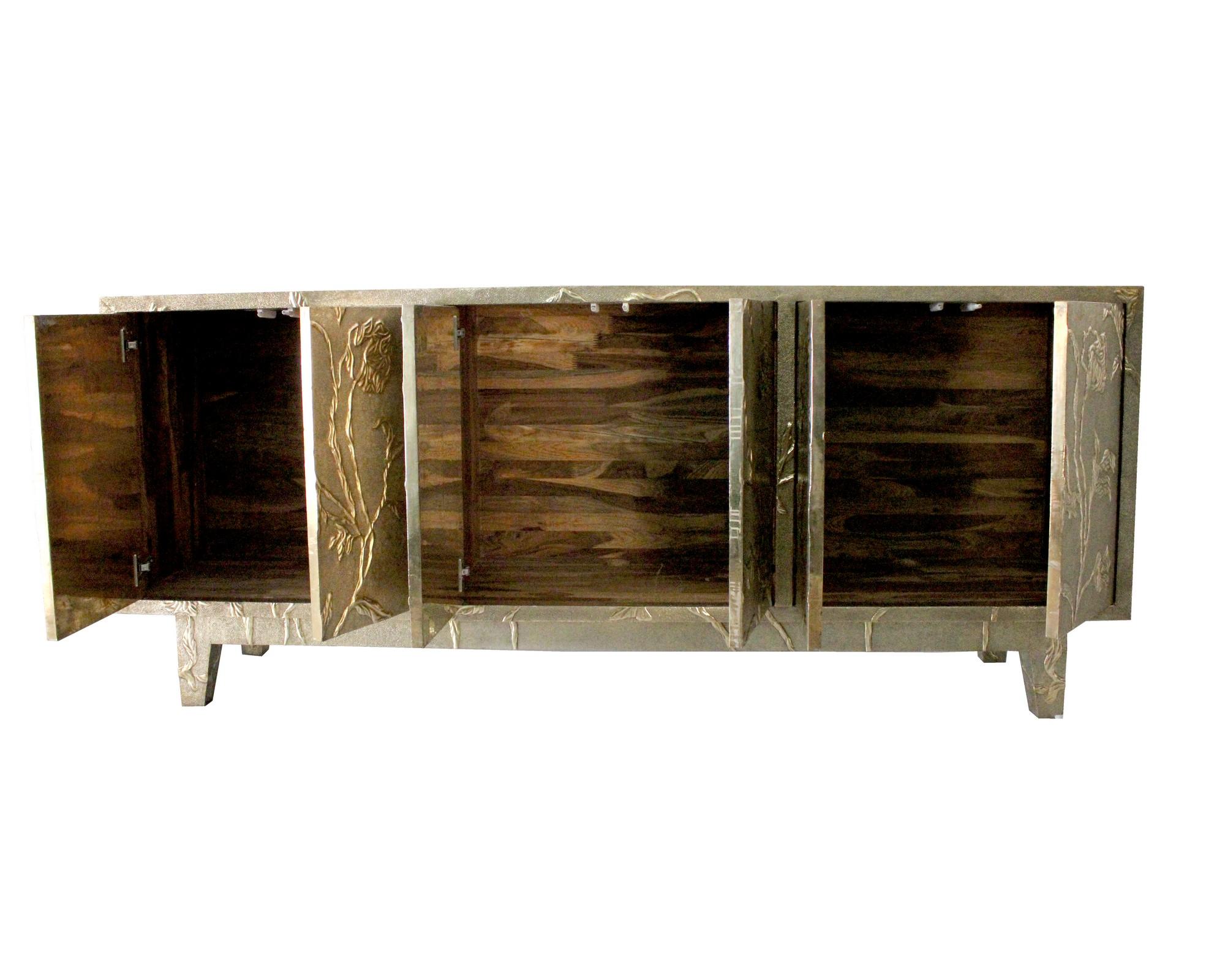 Moderne Anrichte/ Sideboard aus geblümtem Messing, handgefertigt in Indien von S. Odegard im Zustand „Neu“ im Angebot in New York, NY