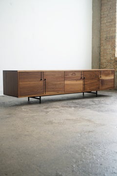 Moderner 'Credenza Three'-Schrank von Last Workshop in Nussbaum Natur