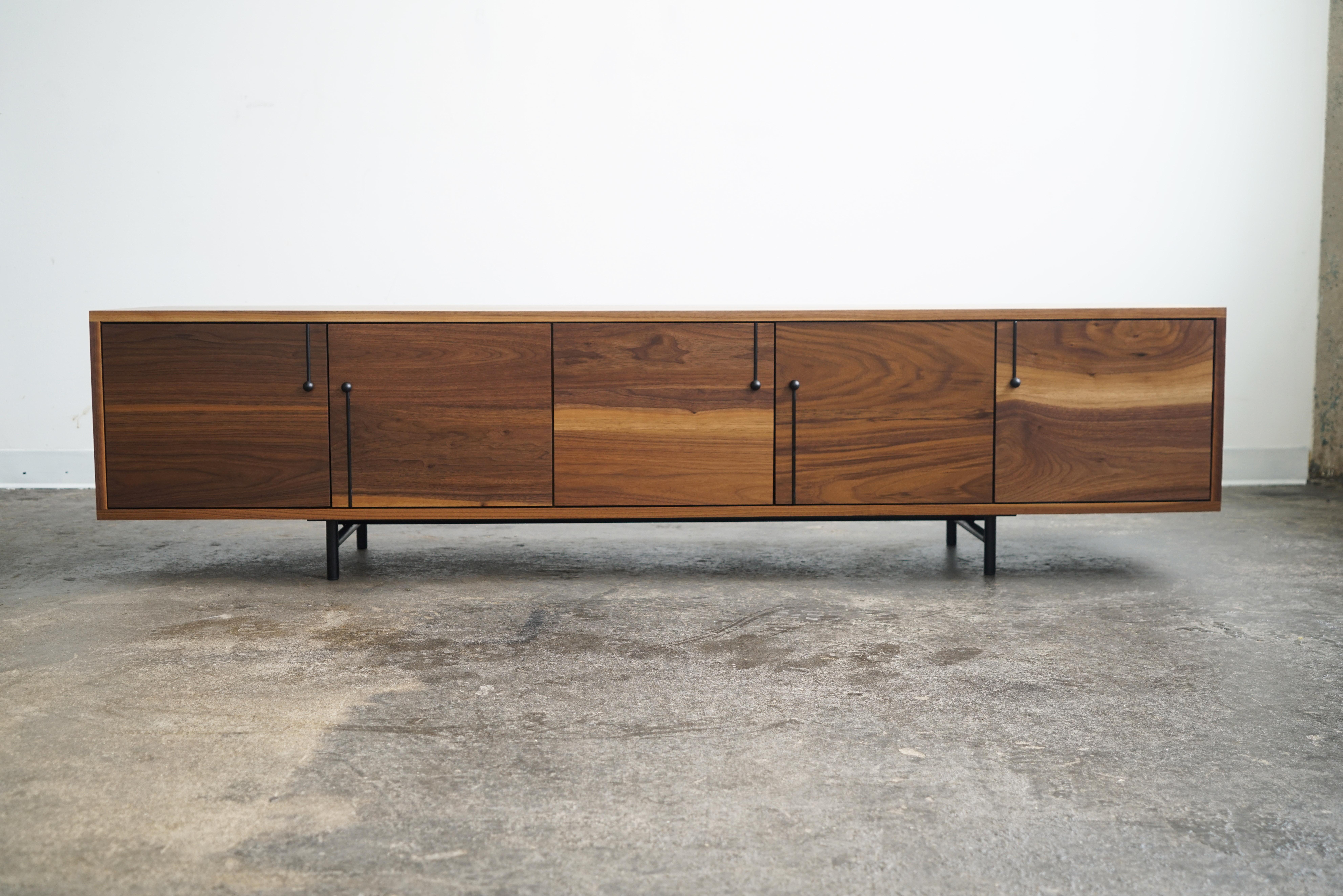 Moderner 'Credenza Three'-Schrank von Last Workshop in Nussbaum Natur (Organische Moderne) im Angebot