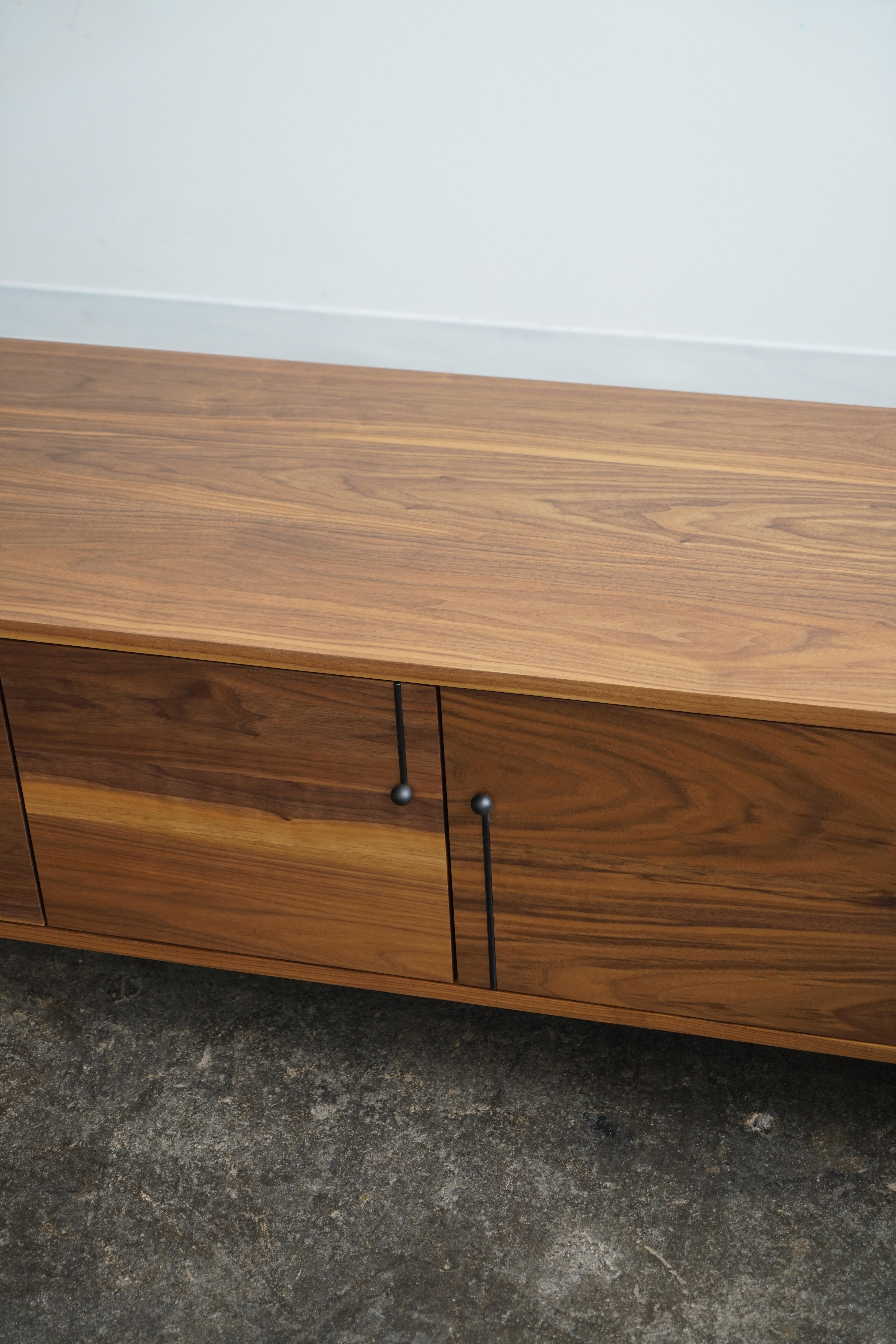 Moderner 'Credenza Three'-Schrank von Last Workshop in Nussbaum Natur (Geölt) im Angebot