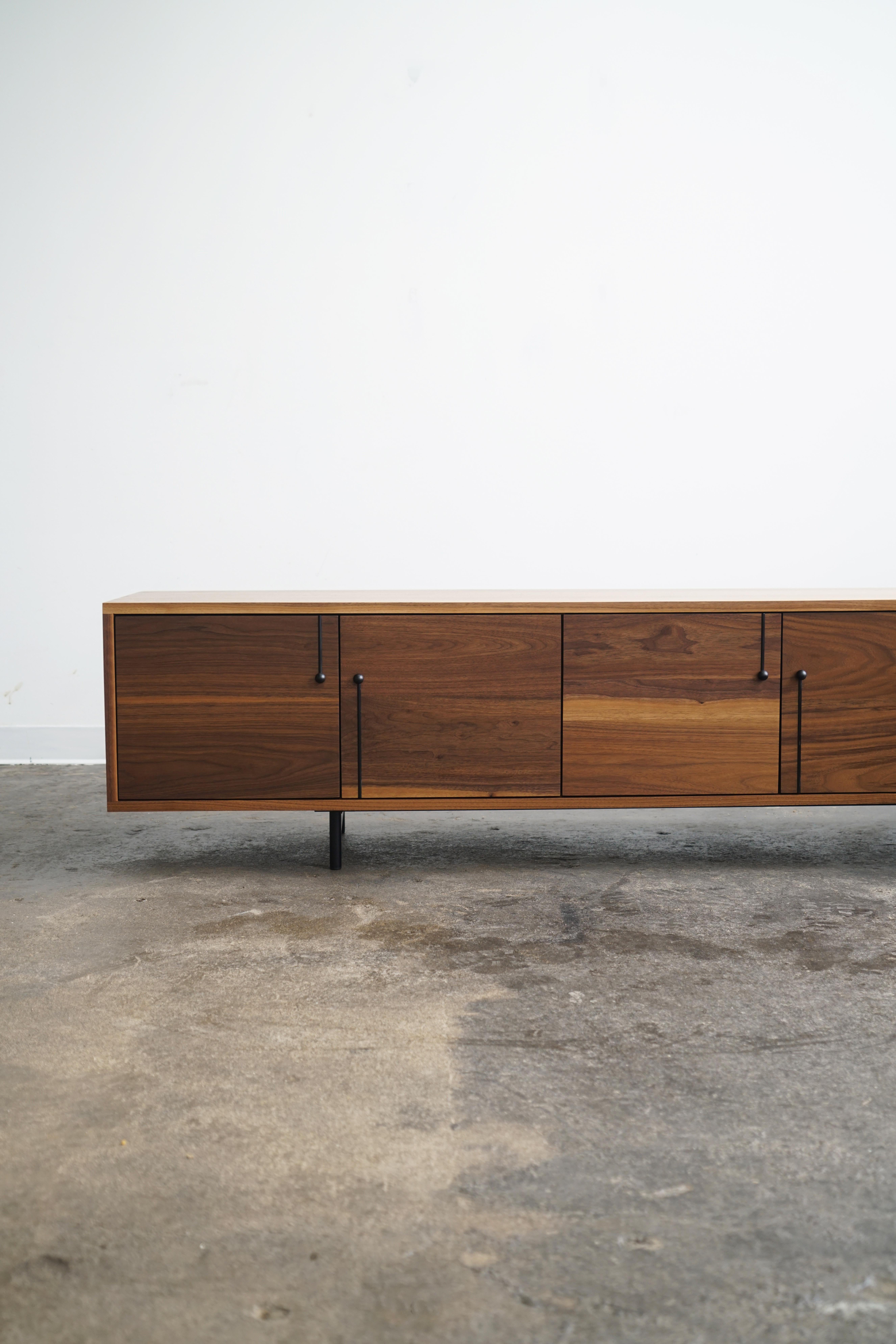 Moderner 'Credenza Three'-Schrank von Last Workshop in Nussbaum Natur (21. Jahrhundert und zeitgenössisch) im Angebot