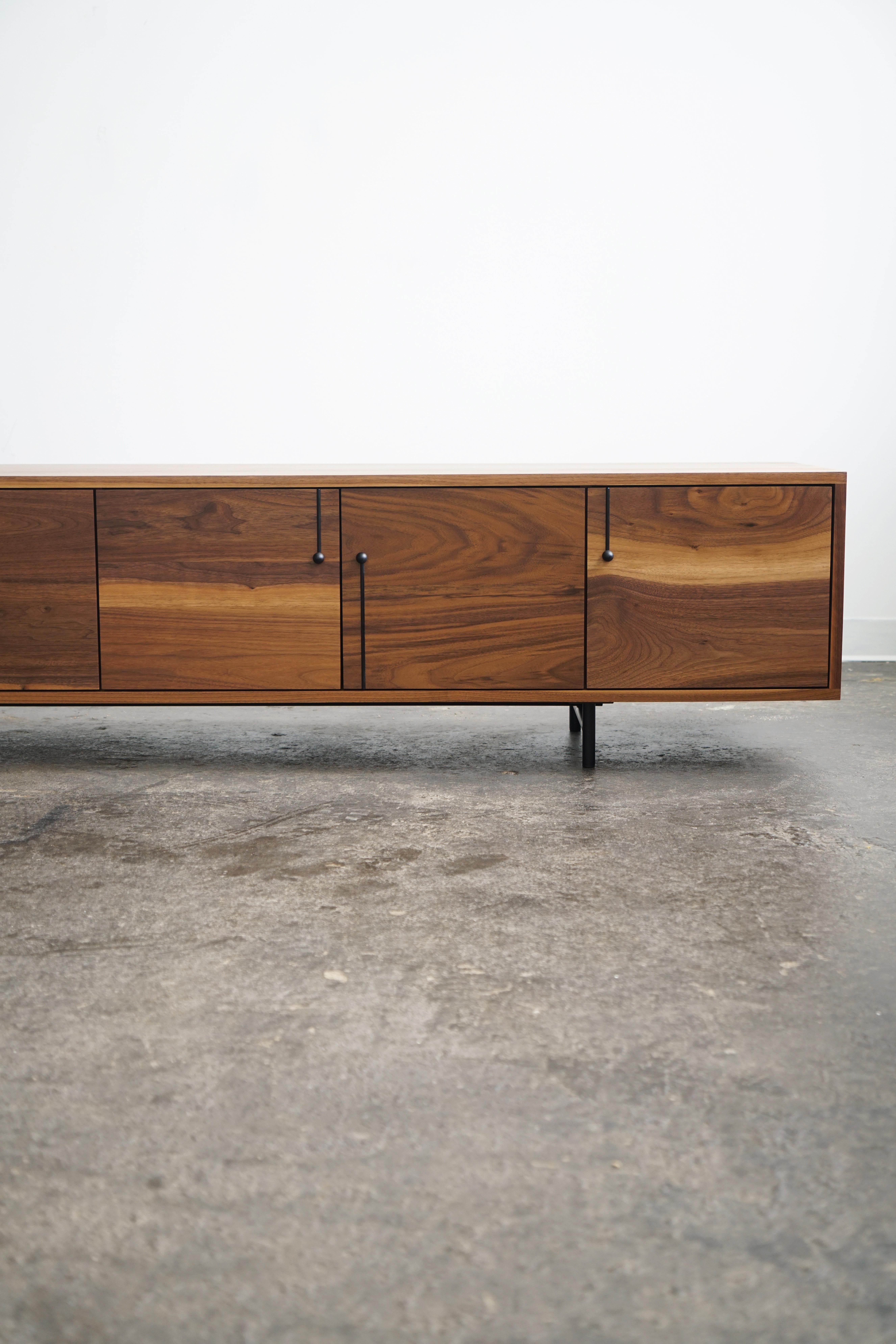 Moderner 'Credenza Three'-Schrank von Last Workshop in Nussbaum Natur (Stahl) im Angebot