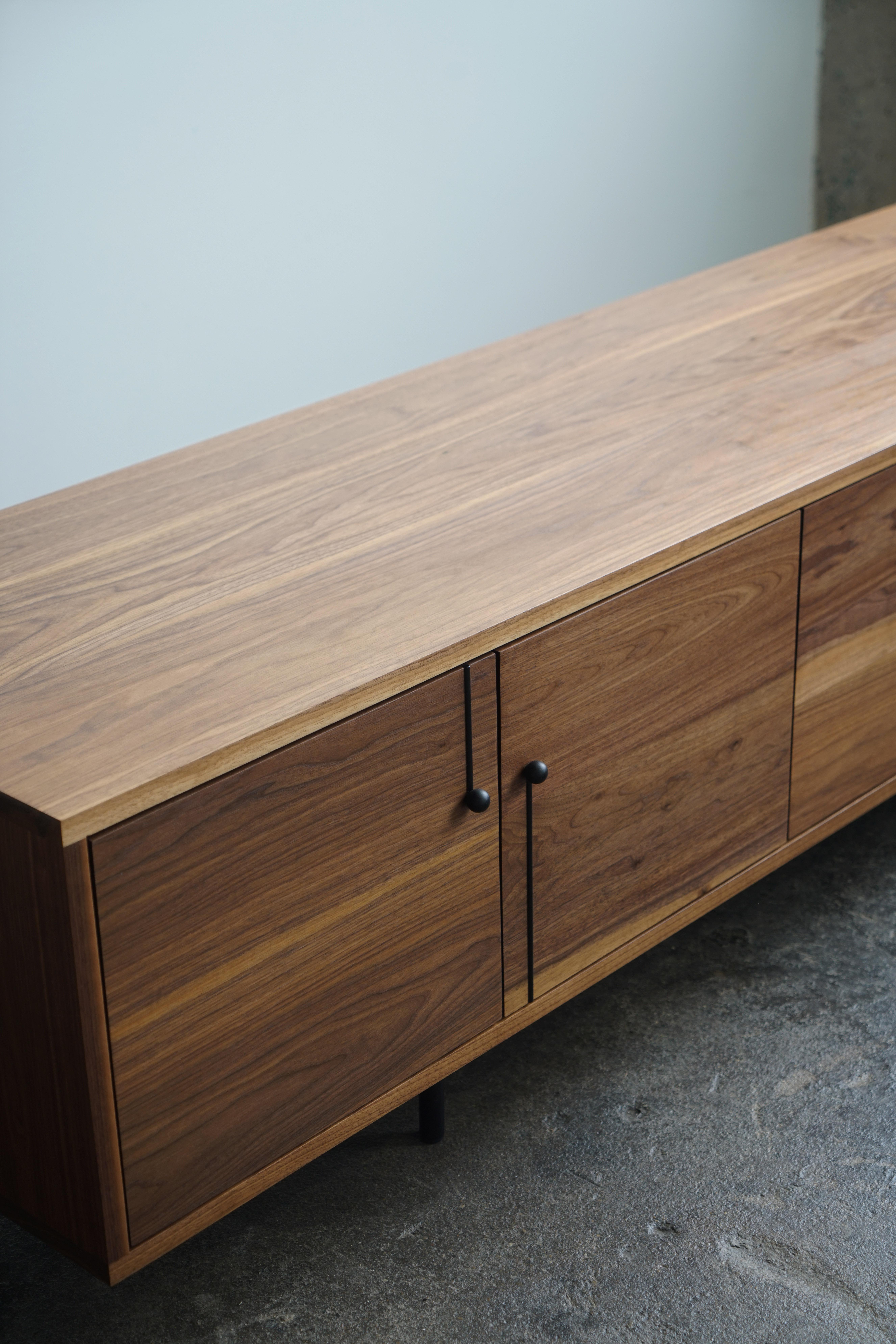 Moderner 'Credenza Three'-Schrank von Last Workshop in Nussbaum Natur im Angebot 1