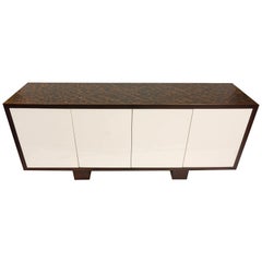 Credenza moderna con ante a pressione e finitura strutturata